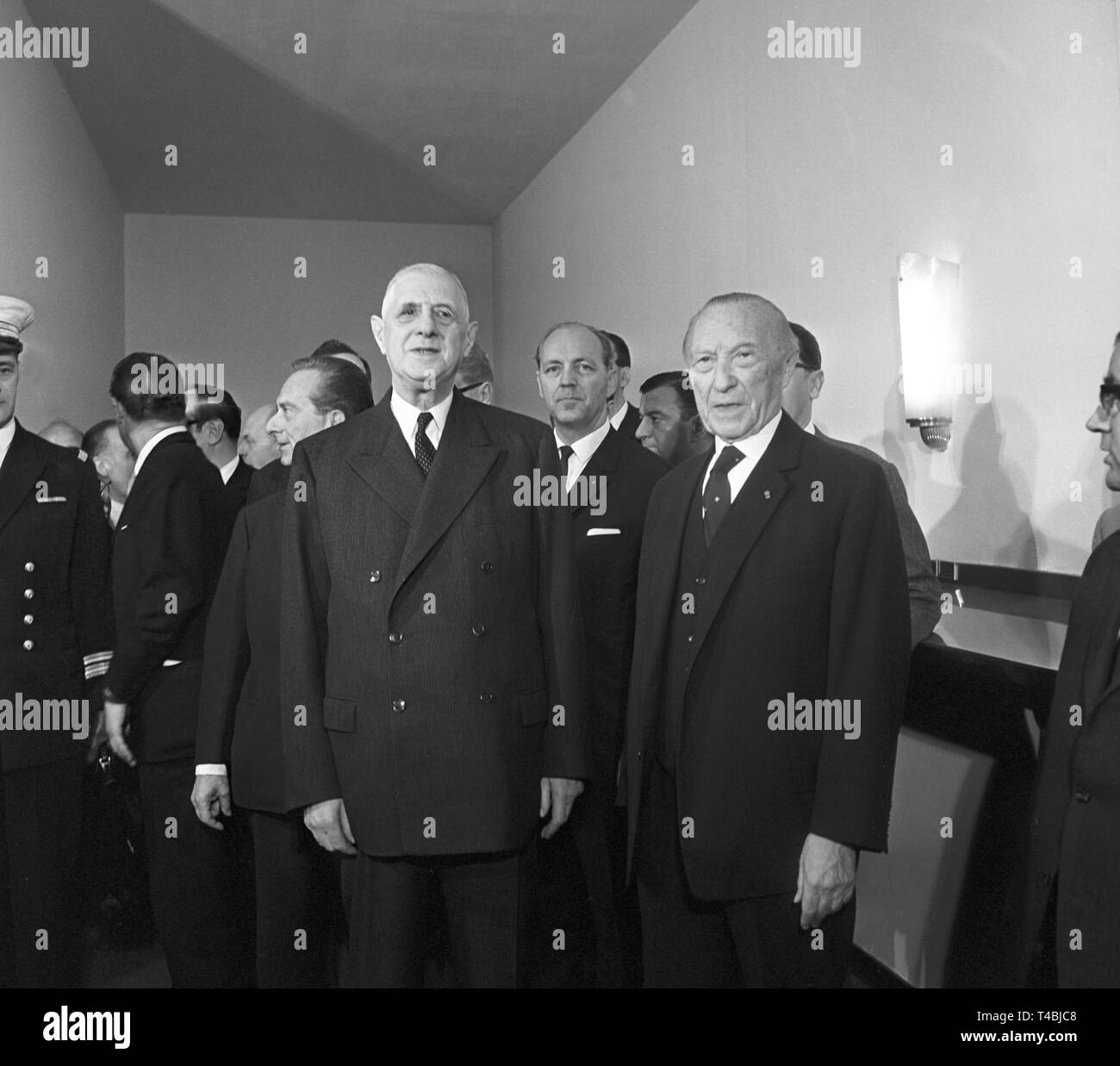 Der ehemalige deutsche Bundeskanzler Konrad Adenauer (r) und der französische Präsident Charles de Gaulle (l) am 12. Juni 1965 in Bonn. | Verwendung weltweit Stockfoto