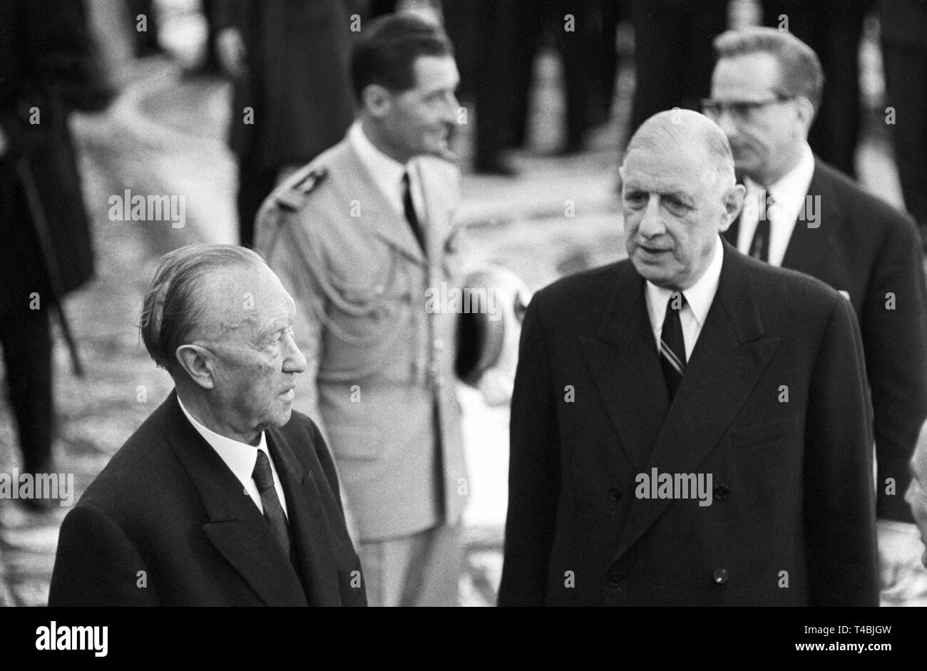 Deutsche Bundeskanzler Konrad Adenauer (l) und French President Charles de Gaulle (r) am 2. Juli 1962 in Paris. | weltweite Nutzung Stockfoto