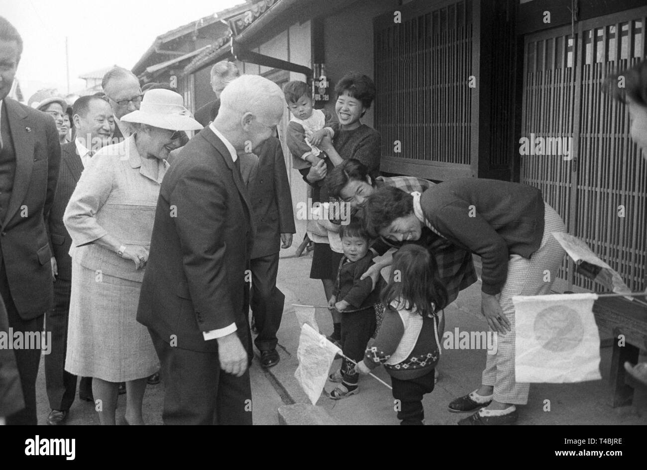 Am 16. November 1963, japanische Kinder willkommen Der Bundespräsident Lübke (vorn) und seine Frau Wilhelmine Lübke (hinter ihm links) Während des Staatsbesuchs in Japan. | Verwendung weltweit Stockfoto