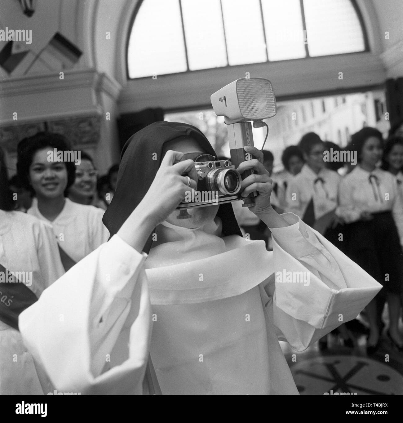 Die Frau des deutschen Staatsoberhauptes Wilhelmine Lübke besucht der Heilige Geist Schule in Manila, die von Nonnen geführt wird, am 19. November 1963. Das Bild zeigt eine Nonne die Bilder mit Ihrer Kamera. | Verwendung weltweit Stockfoto
