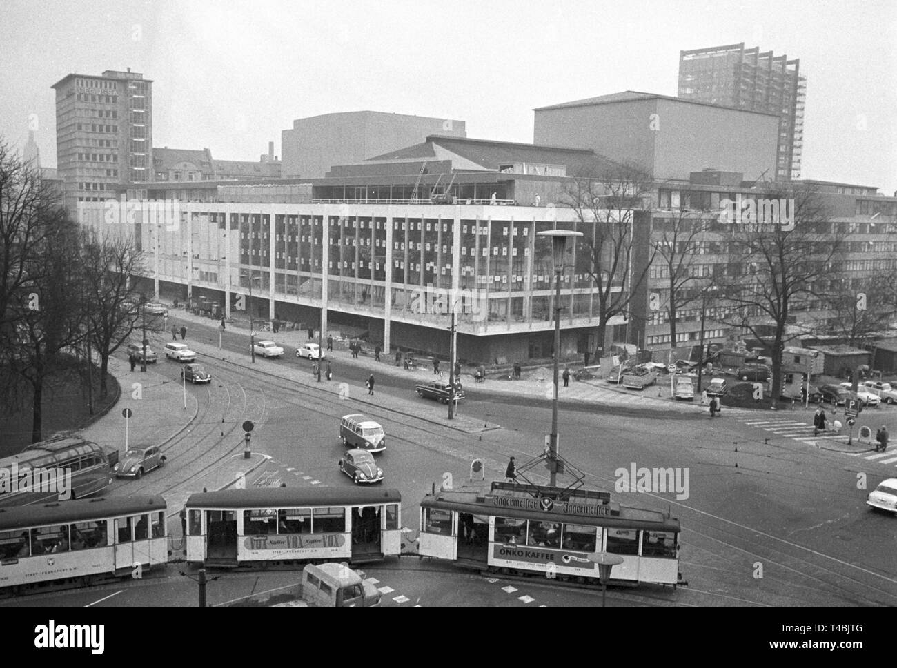 Am 14. Dezember 1963, die Erweiterung der Theater Frankfurt wird mit Goethes "Faust" geöffnet werden. Das Bild zeigt die Außenansicht des Gebäudes am 05. Dezember 1963, die in Kürze abgeschlossen wird. | Verwendung weltweit Stockfoto