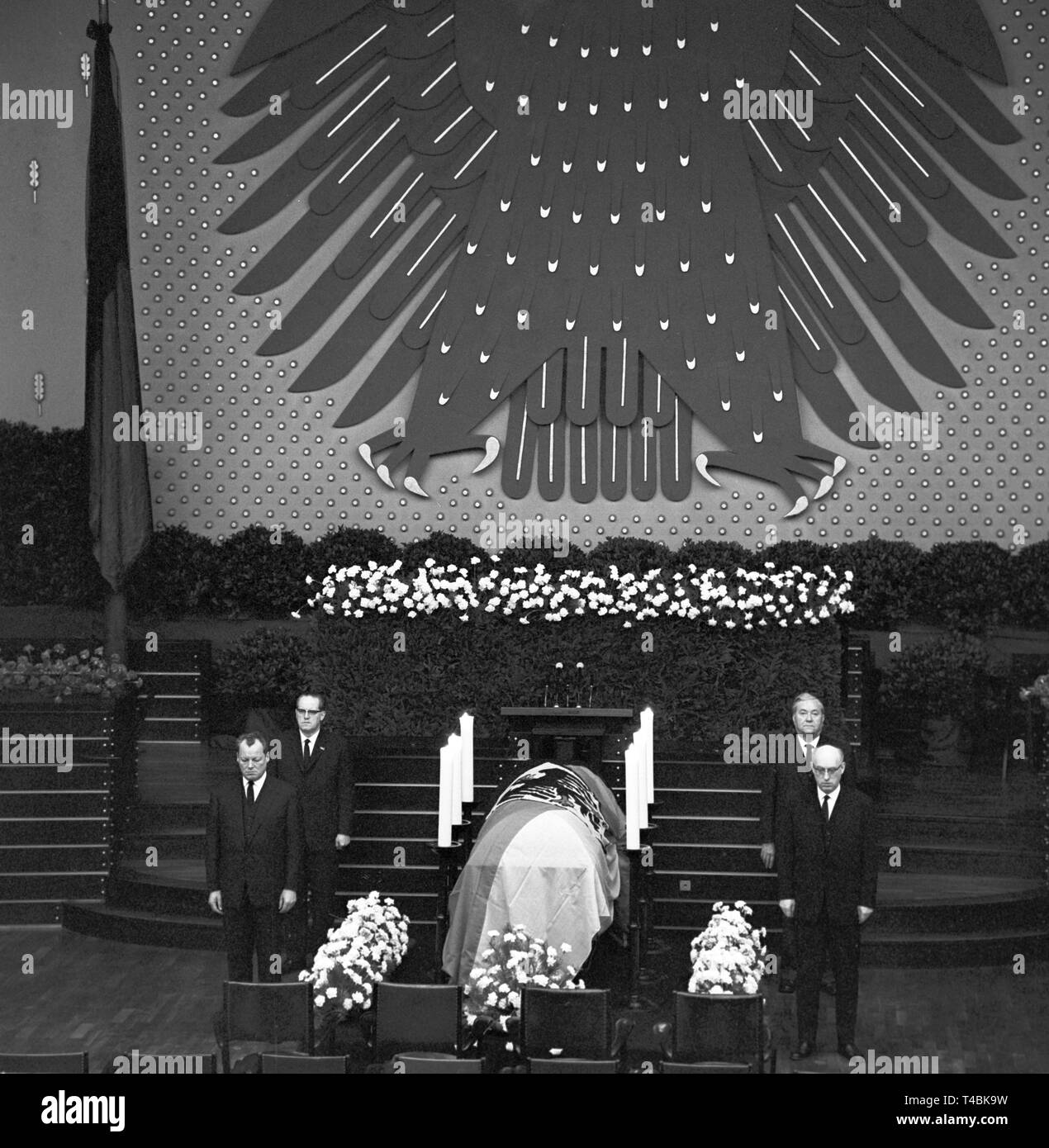 Die Trauerfeier findet am 19. Dezember 1963 in der Mitglieder der Hall des Bundeshaus für die verstorbenen Vorsitzenden der SPD Erich Ollenhauer. Das Bild zeigt die Willy Brandt (der Sarg, vorne links), Herbert Wehner (vorne rechts) und Fritz Erler (hinten rechts) Neben dem Sarg. | Verwendung weltweit Stockfoto