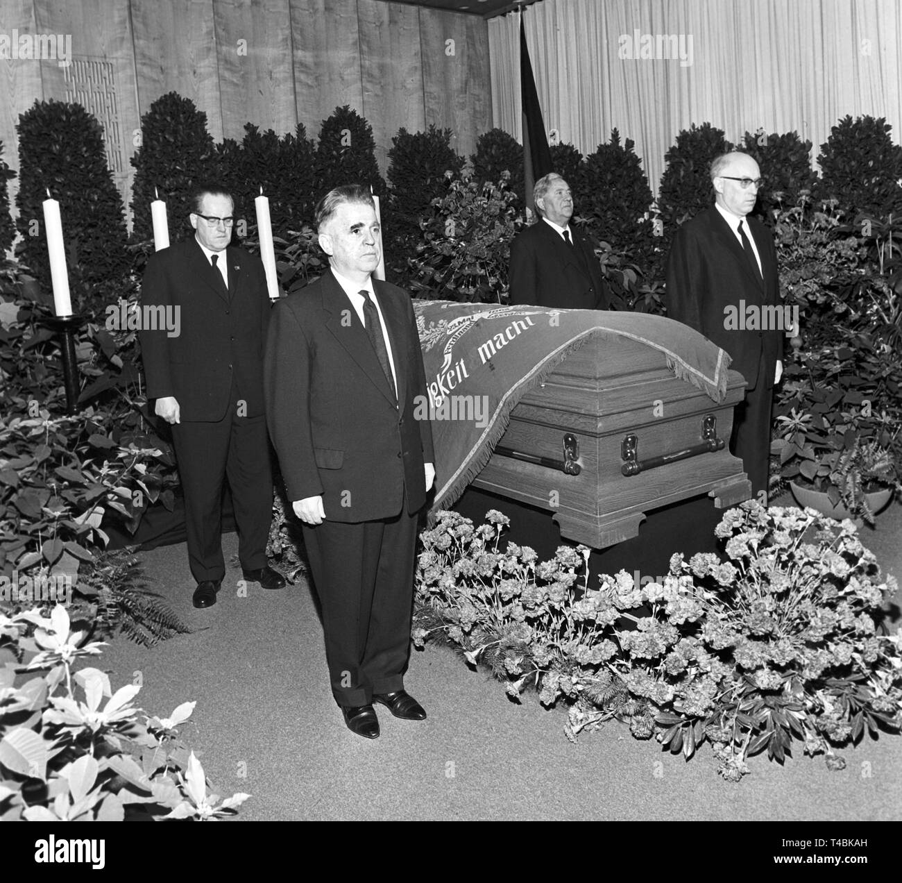 Am 18. Dezember 1963 Der Sarg des verstorbenen SPD-Vorsitzende Erich Ollenhauer wird auf den Sarg gelegt. Das Bild zeigt (auf der linken Seite des Sarges, an der Vorderseite) Alfred Nau, (hinten, links) Herbert Wehner, (vorne, rechts) Fritz Erler und (hinten, rechts) Carlo Schmid mit dem ersten aufwachen. | Verwendung weltweit Stockfoto