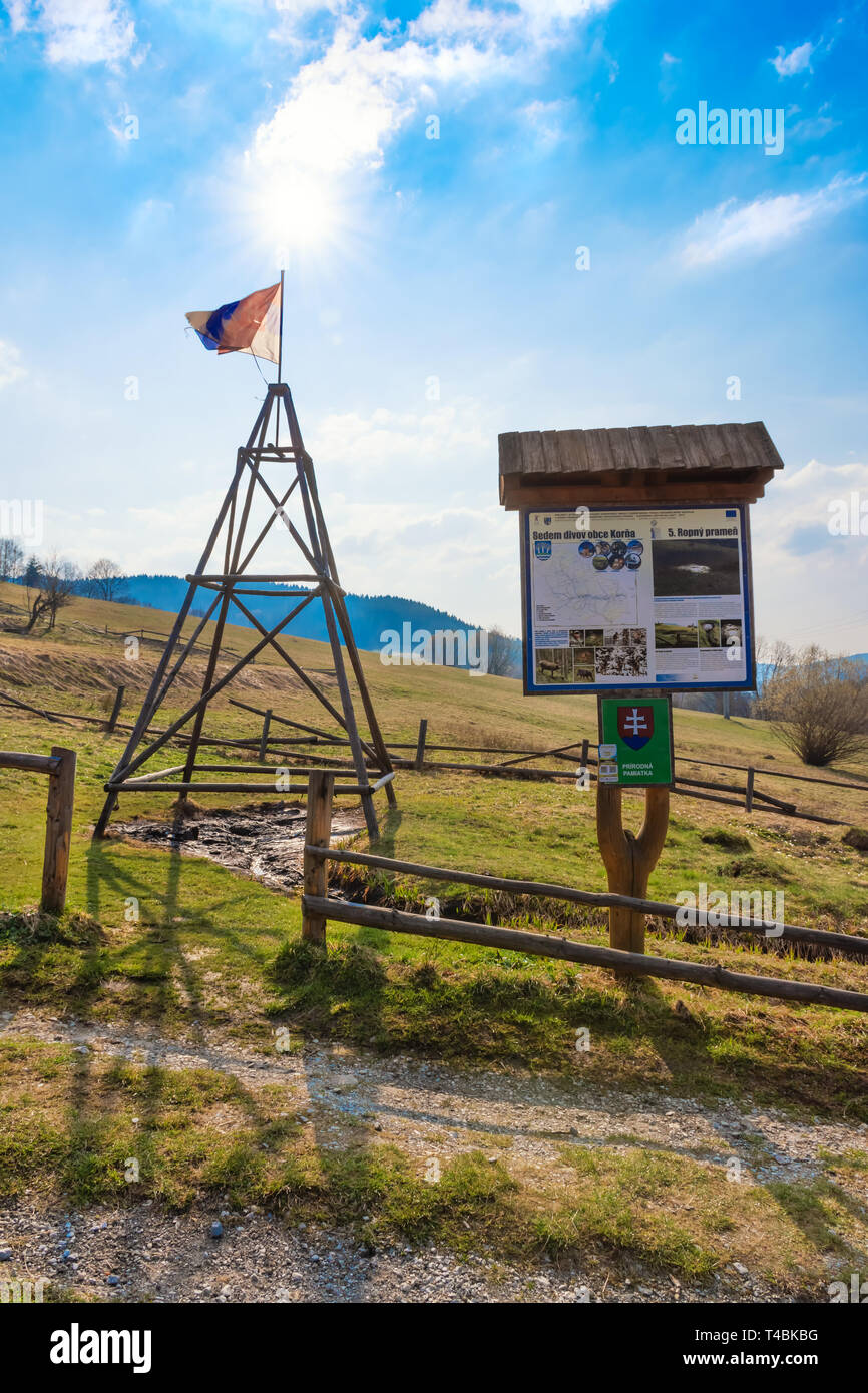 KORNA, Slowakei - 8. APRIL 2019: Blick auf die ölleckage und die Entwässerung Graben in Korna Dorf im Naturschutzgebiet von Kysuce. Übersetzung: "S Stockfoto