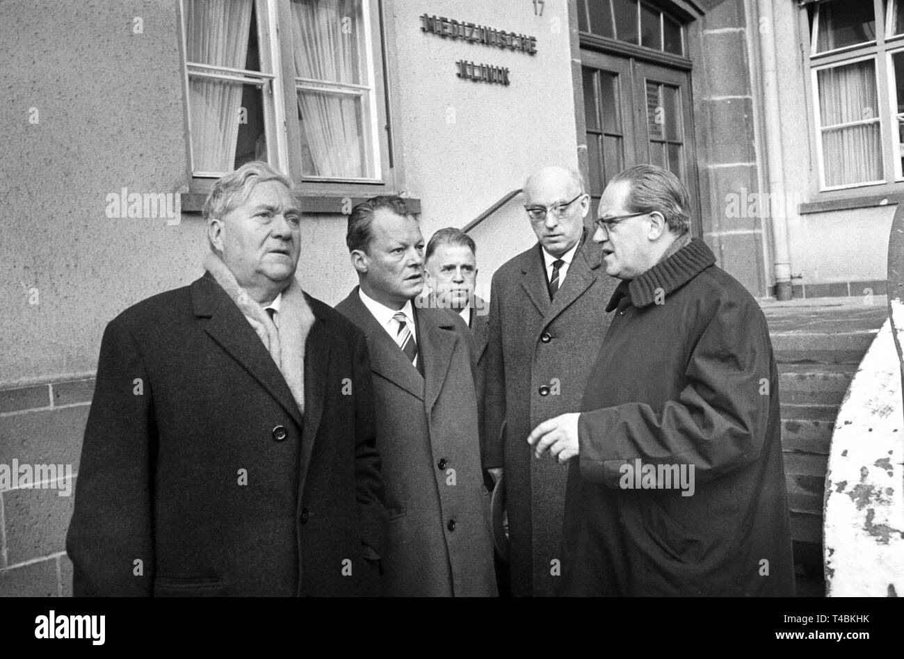 Die politische Begleiter des verstorbenen SPD-Vorsitzende Erich Ollenhauer, (L - R) Carlo Schmid, Willy Brandt, Alfred Nau, Fritz Erler und Herbert Wehner stehen vor der Medizinischen Klinik der Universität Bonn auf dem Venusberg. Sie verabschiedete einen letzten Abschied von ollenhauer am Sterbebett (Archiv Foto aus dem 14. Dezember 1963). | Verwendung weltweit Stockfoto