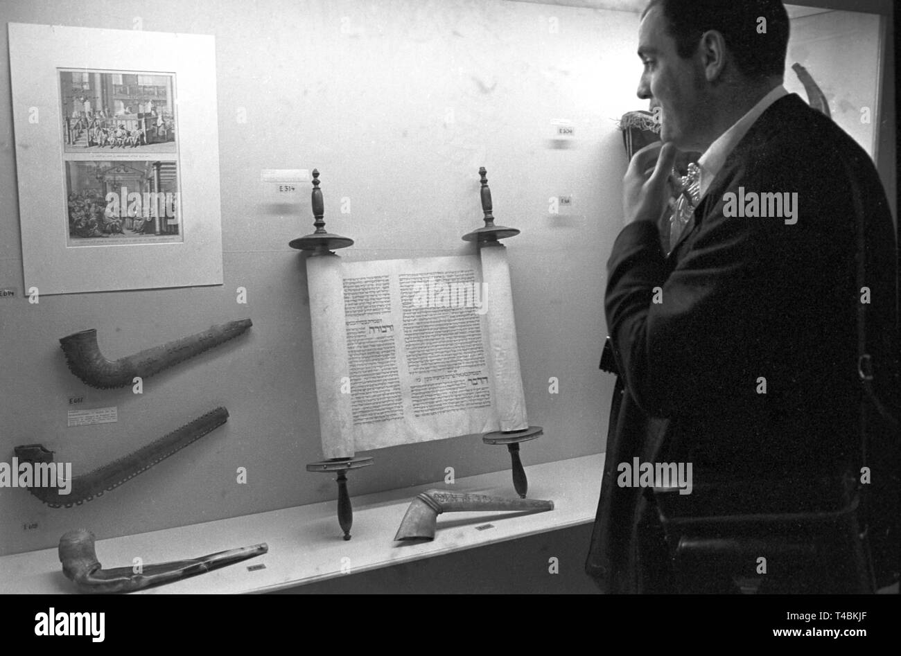 Ein haftarah Rolle (eine Schriftrolle aus Pergament) von 1842, auf der linken Seite gibt es zwei Posaunen aus dem 18. Jahrhundert. Am 14. Oktober 1963, der Präsident des Deutschen Bundestages Dr. Gerstenmaier eröffnete die Ausstellung 'Monumenta Judaica - 2000 Jahre Geschichte und Kultur der Juden am Rhein" (im Stadtmuseum Köln übersetzt als 'Monumenta Judaica - 2000 Jahre jüdische Geschichte und Kultur am Rhein"). Mit 2200 dokumentieren Exponate aus 15 Ländern, die Ausstellung gab einen Überblick über das geistige und gemeinschaftliche Leben der Juden auf dem Rhein zwischen Basel und Emmerich im Laufe des Jahres 2000 Ja Stockfoto