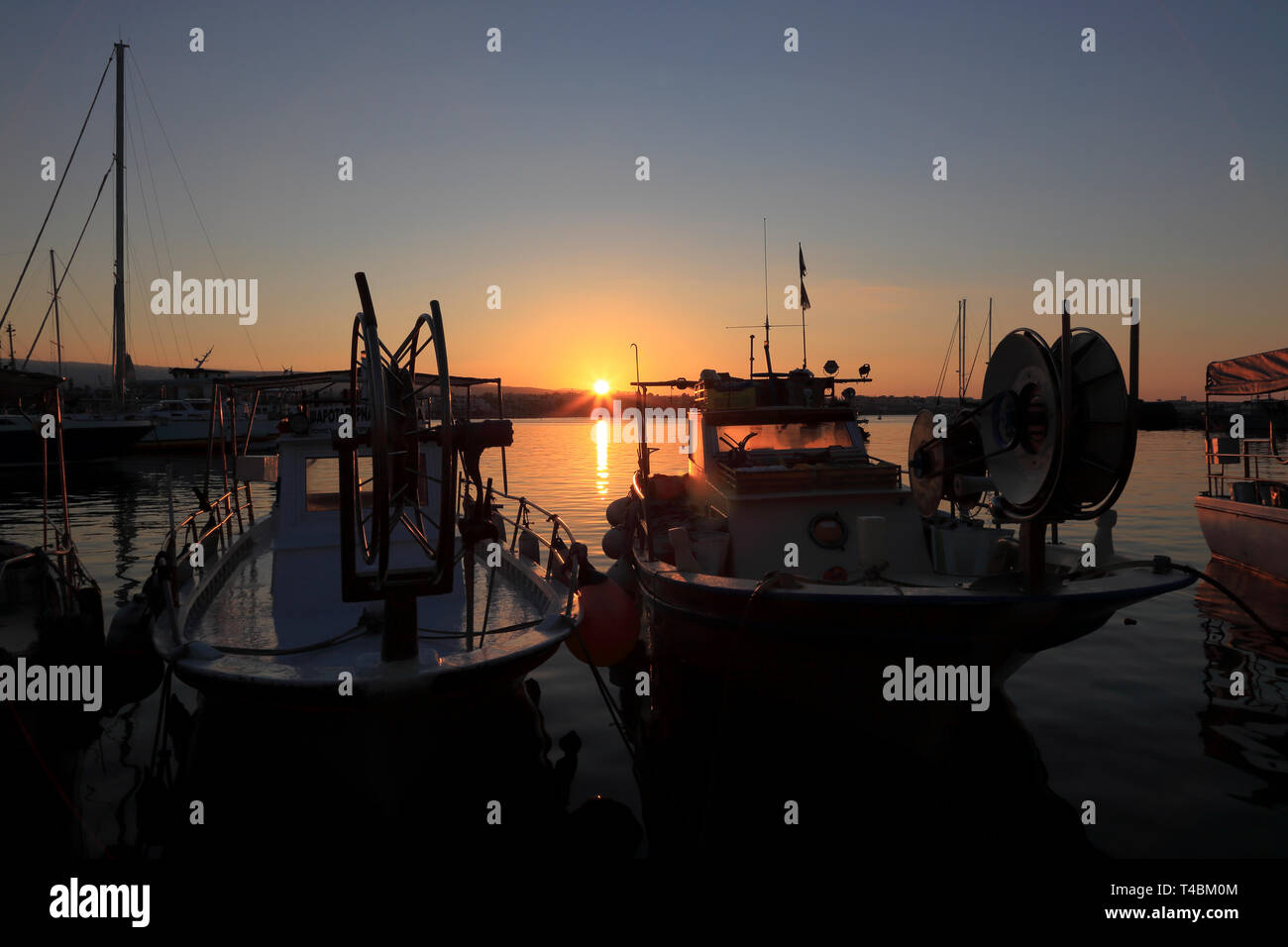 Fischerboote im Hafen bei Sonnenaufgang Stockfoto