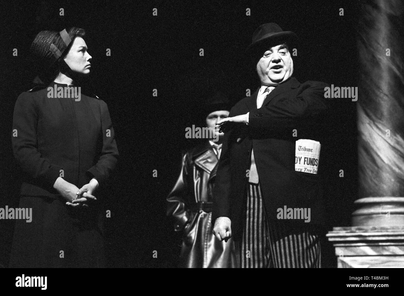 Eva Kotthaus (L) wie Johanna und Franz Kutschera (R) s als Metzger millionaire Pierpon Mauler Durchführen einer Szene des Stückes 'Die Heilige Johanna der Schlachthöfe" während der generalprobe von Bert Brecht. Anlässlich der Eröffnung des neuen Theaters in Frankfurt, "Faust I" wird am 14. Dezember 1963 durchgeführt und 'Die Heilige Johanna der Schlachthöfe" am folgenden Tag. | Verwendung weltweit Stockfoto