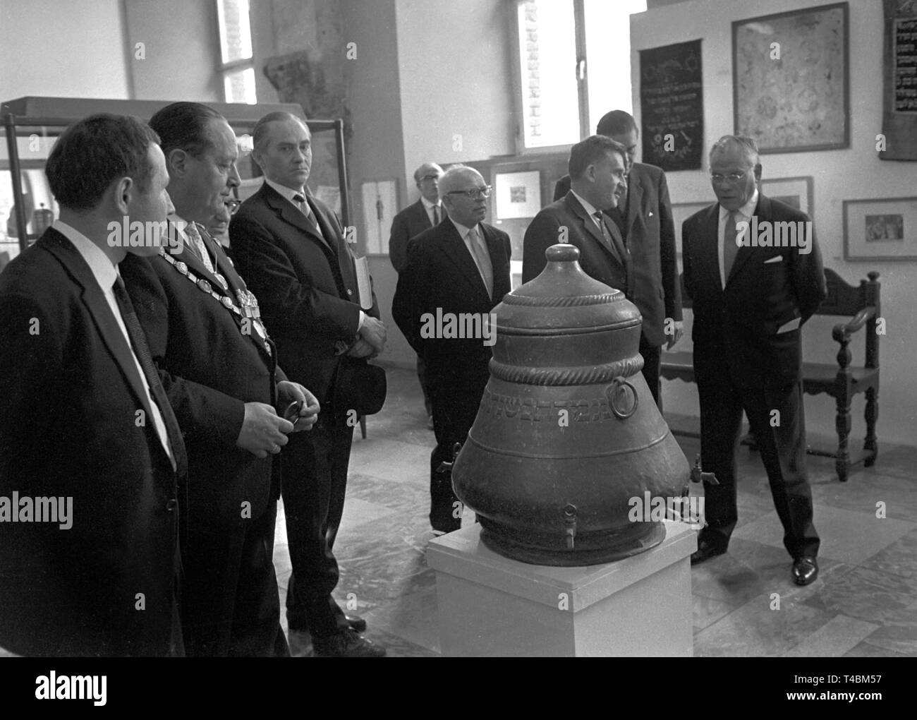 Der Präsident des Deutschen Bundestages Dr. Eugen Gerstenmaier (rechts) ist eine alte, Kupfer 'Wasserblas' aus dem Jahr 1736. Auf der linken Seite, es ist Theo Burauen mit der Kette der Oberbürgermeister von Köln. Am 14. Oktober 1963, der Präsident des Deutschen Bundestages Dr. Gerstenmaier eröffnete die Ausstellung 'Monumenta Judaica - 2000 Jahre Geschichte und Kultur der Juden am Rhein" (im Stadtmuseum Köln übersetzt als 'Monumenta Judaica - 2000 Jahre jüdische Geschichte und Kultur am Rhein"). Mit 2200 dokumentieren Exponate aus 15 Ländern, die Ausstellung gab einen vollständigen Überblick über die intellektuelle Ein Stockfoto