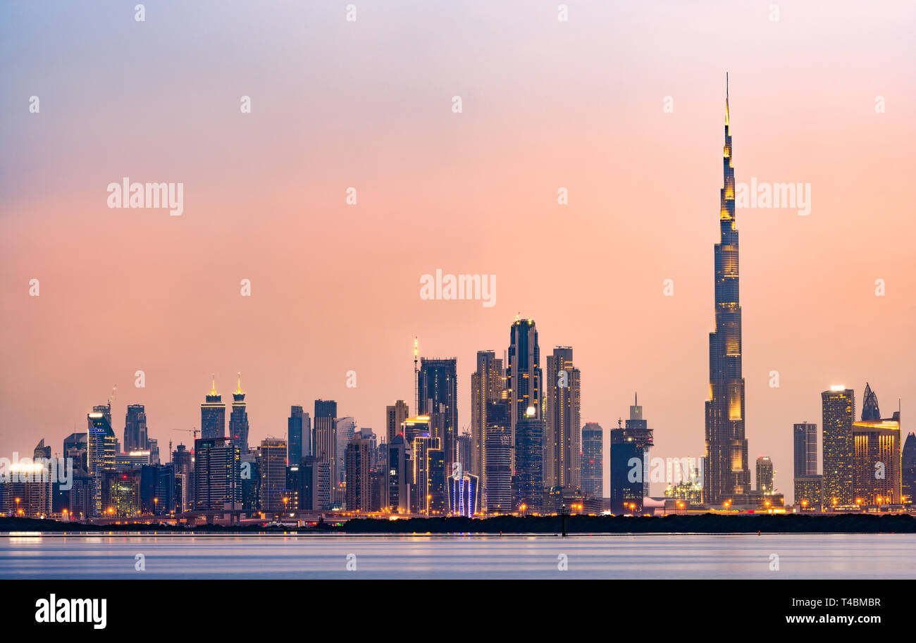 Atemberaubende Aussicht Auf Die Beleuchtete Skyline Von Dubai Bei Sonnenuntergang Mit Schone Schattierungen Von Rosa Und Orange Farben Stockfotografie Alamy