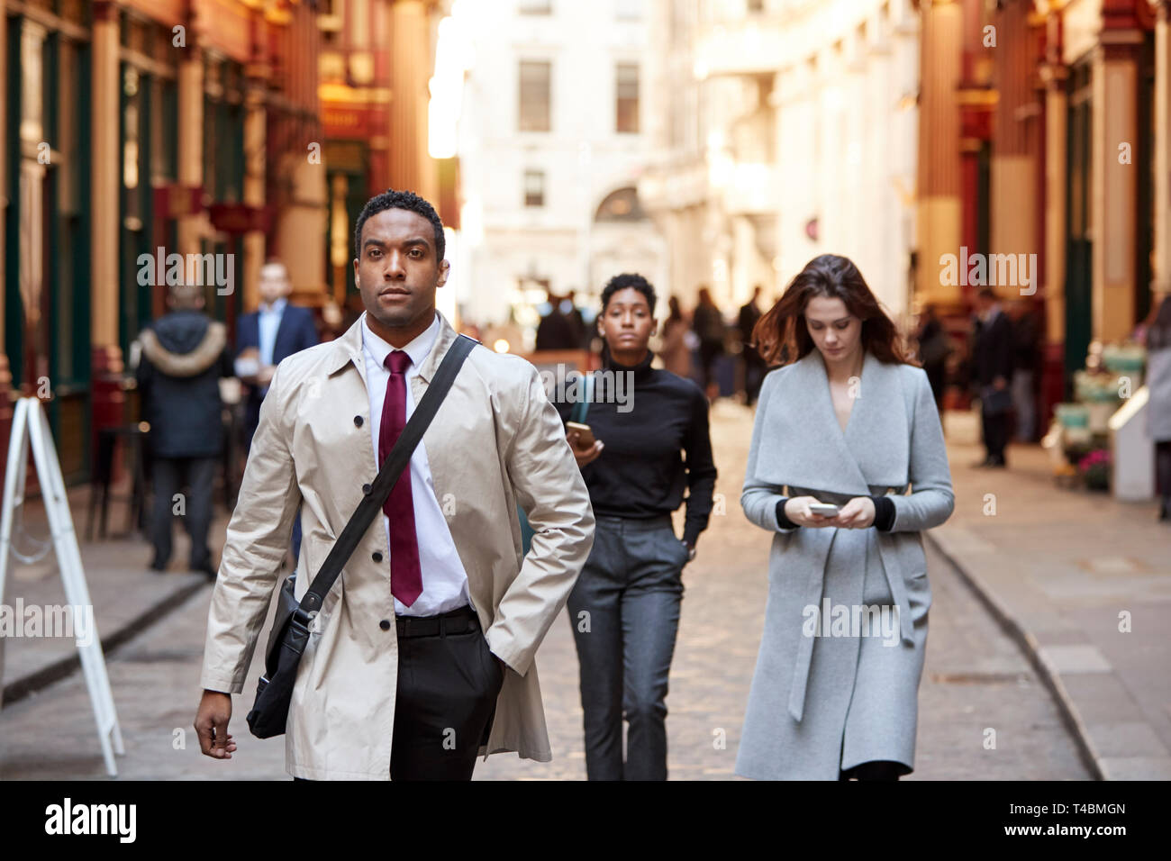 Tausendjährige Geschäftsleute zu Fuß in einer Londoner Straße, Vorderansicht Stockfoto