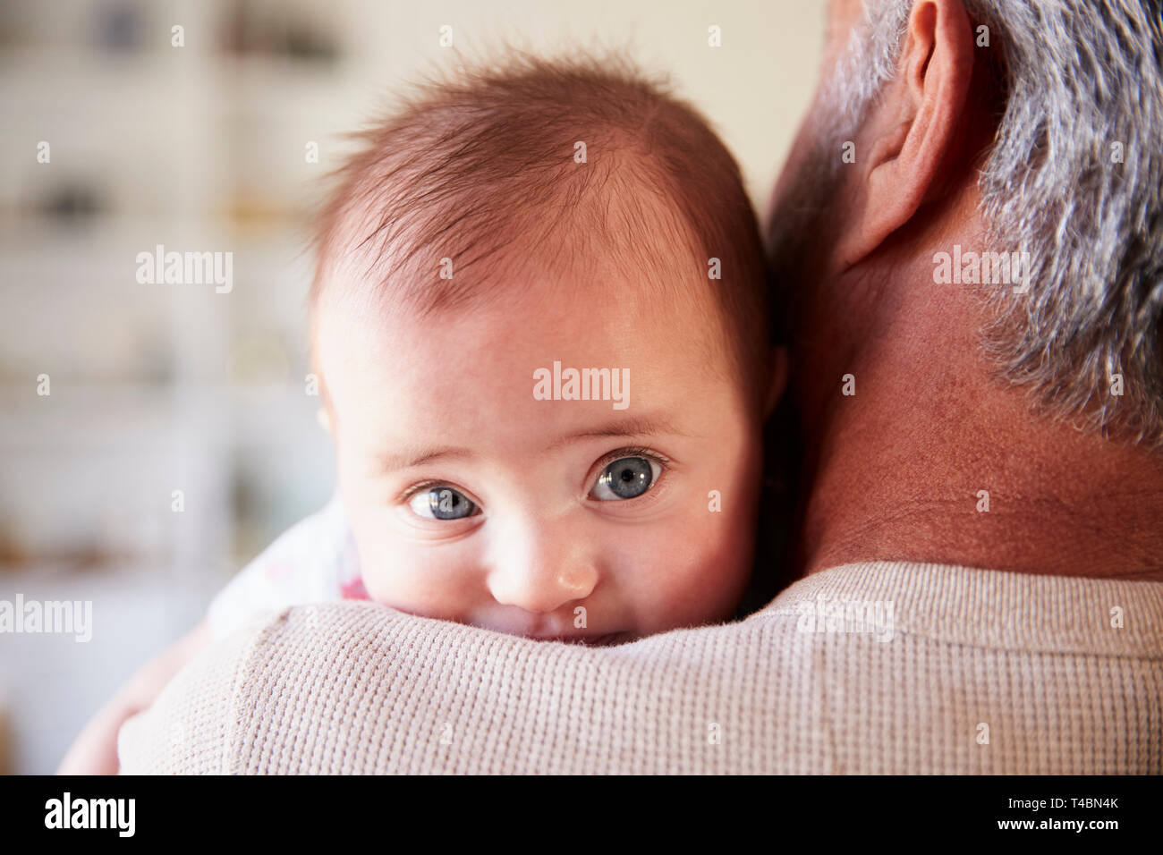 Über die Schulter der Großvater seinen Enkel Holding, baby Kamera suchen Stockfoto