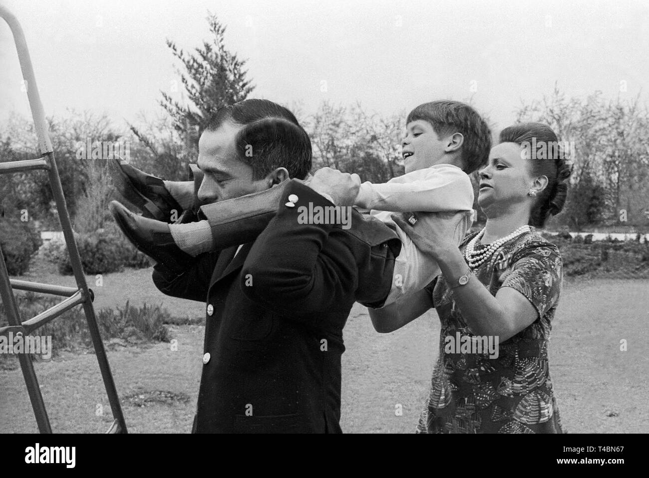 HUSSEIN bin Talal von Jordanien und Frau Prinzessin Muna spielt mit Kronprinz Abdullah Stockfoto