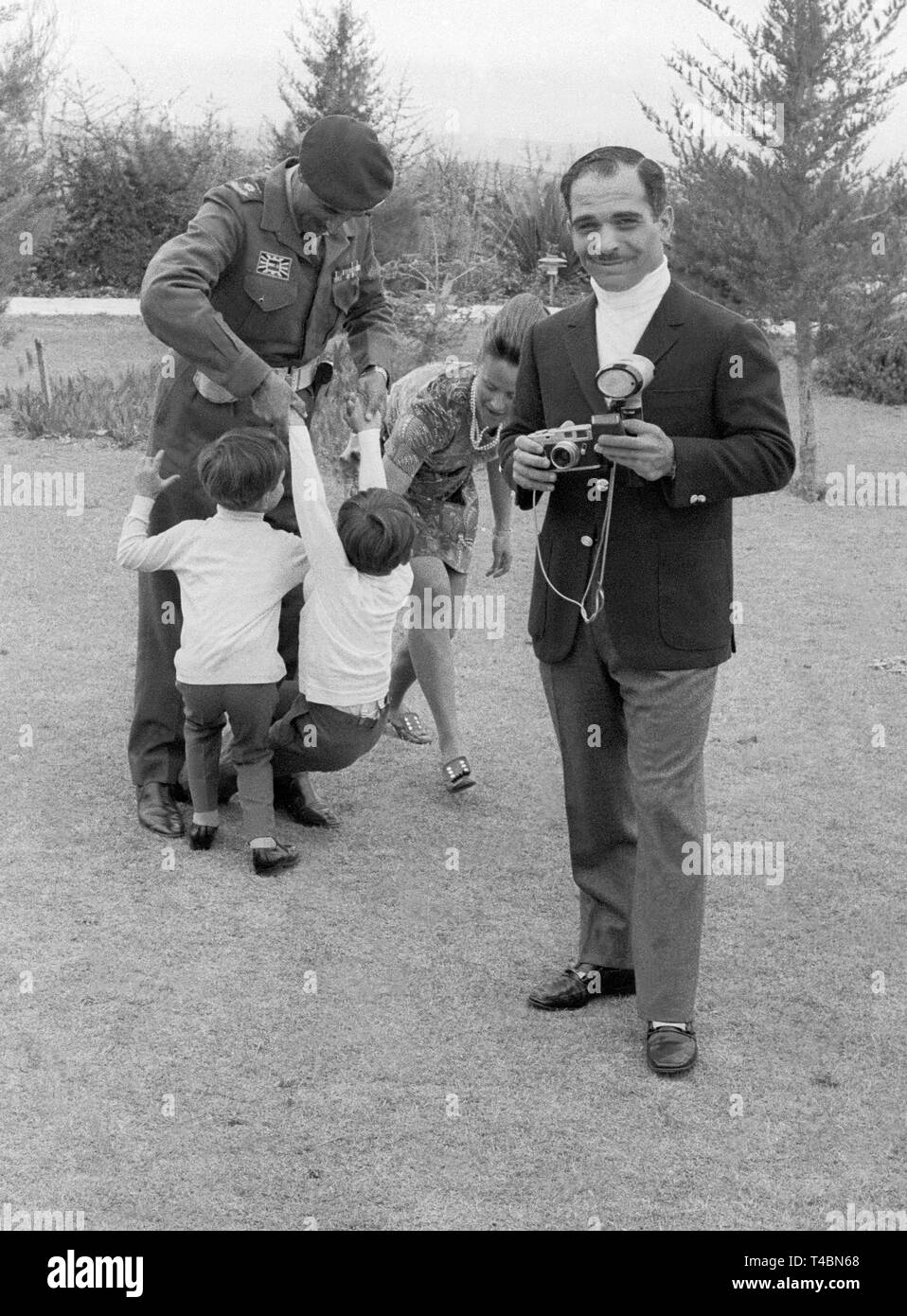HUSSEIN bin Talal von Jordanien und Frau Prinzessin Muna spielt mit Kronprinz Abdullah Stockfoto