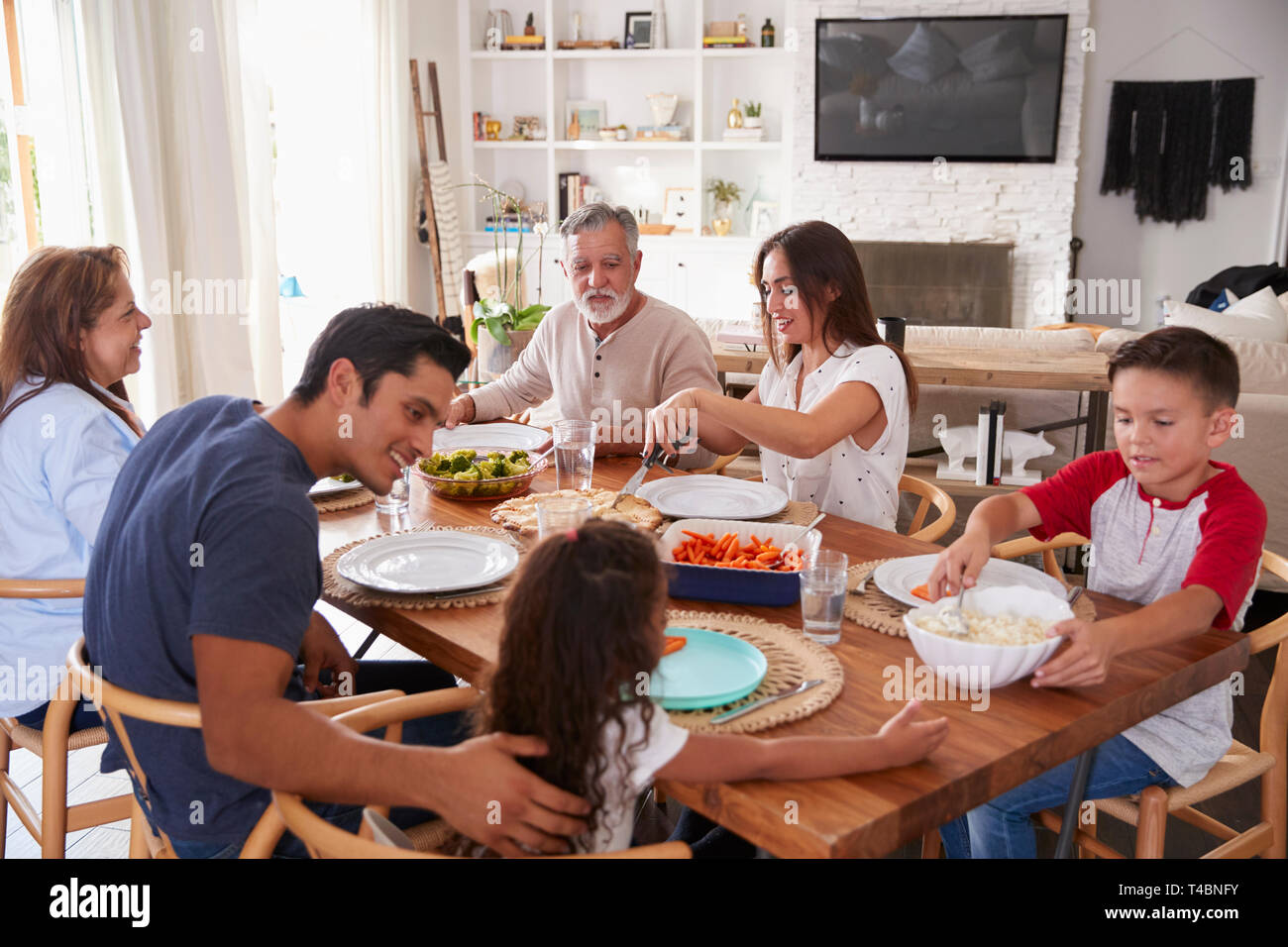 Drei generation Spanischer Familie am Tisch sitzen vor dem Abendessen Stockfoto