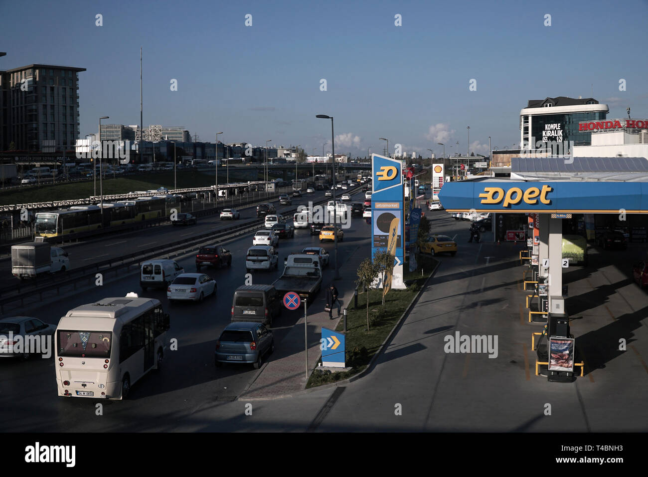 Istanbul, Türkei - 3. April 2019: Bbt-Tankstelle in Istanbul Cevizlibag Bezirk neben der Straße mit meny Fahrzeuge und Bürogebäuden. Stockfoto