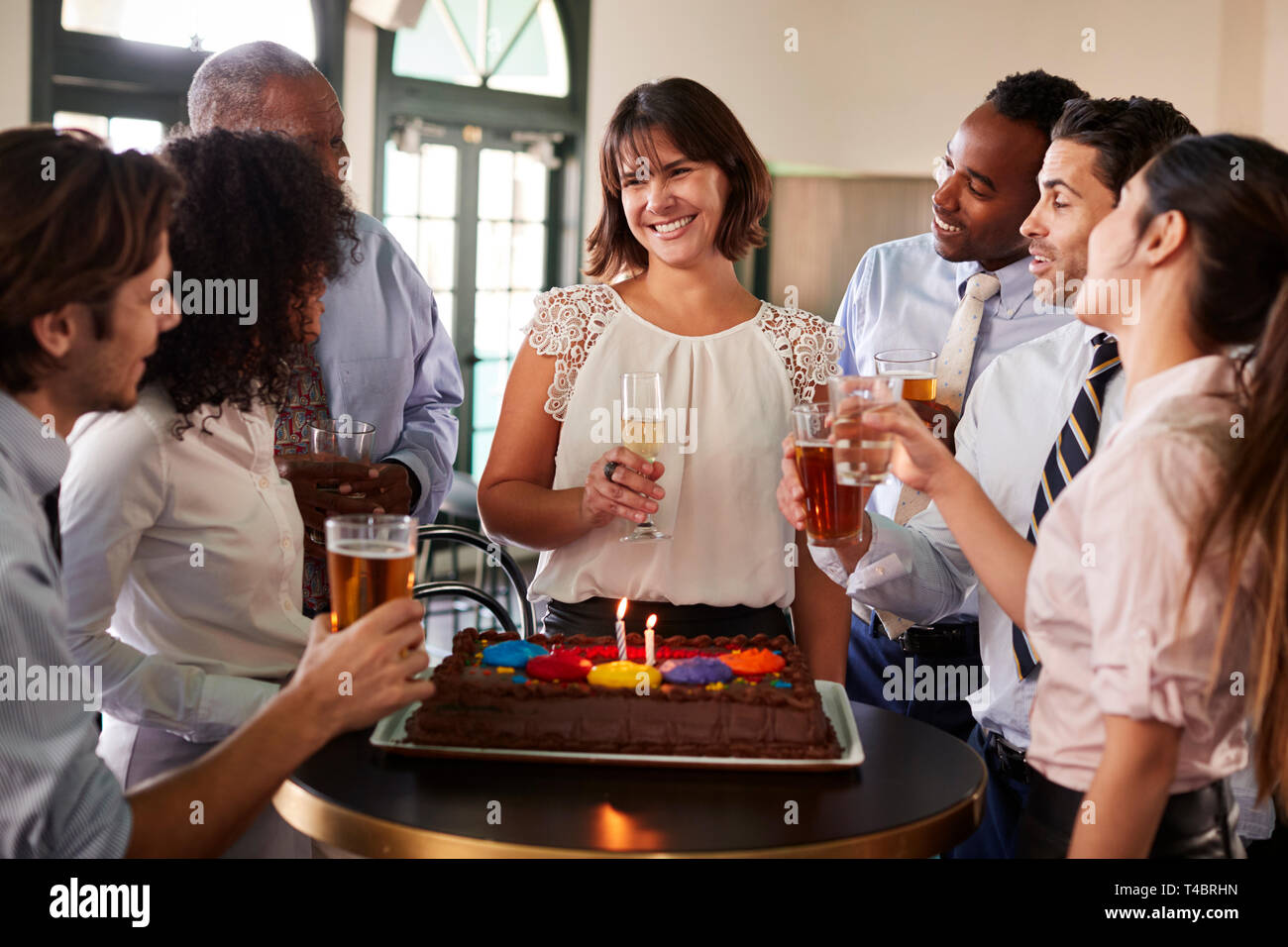 Business Team treffen in Bar zu den weiblichen Kollegen Geburtstag feiern. Stockfoto