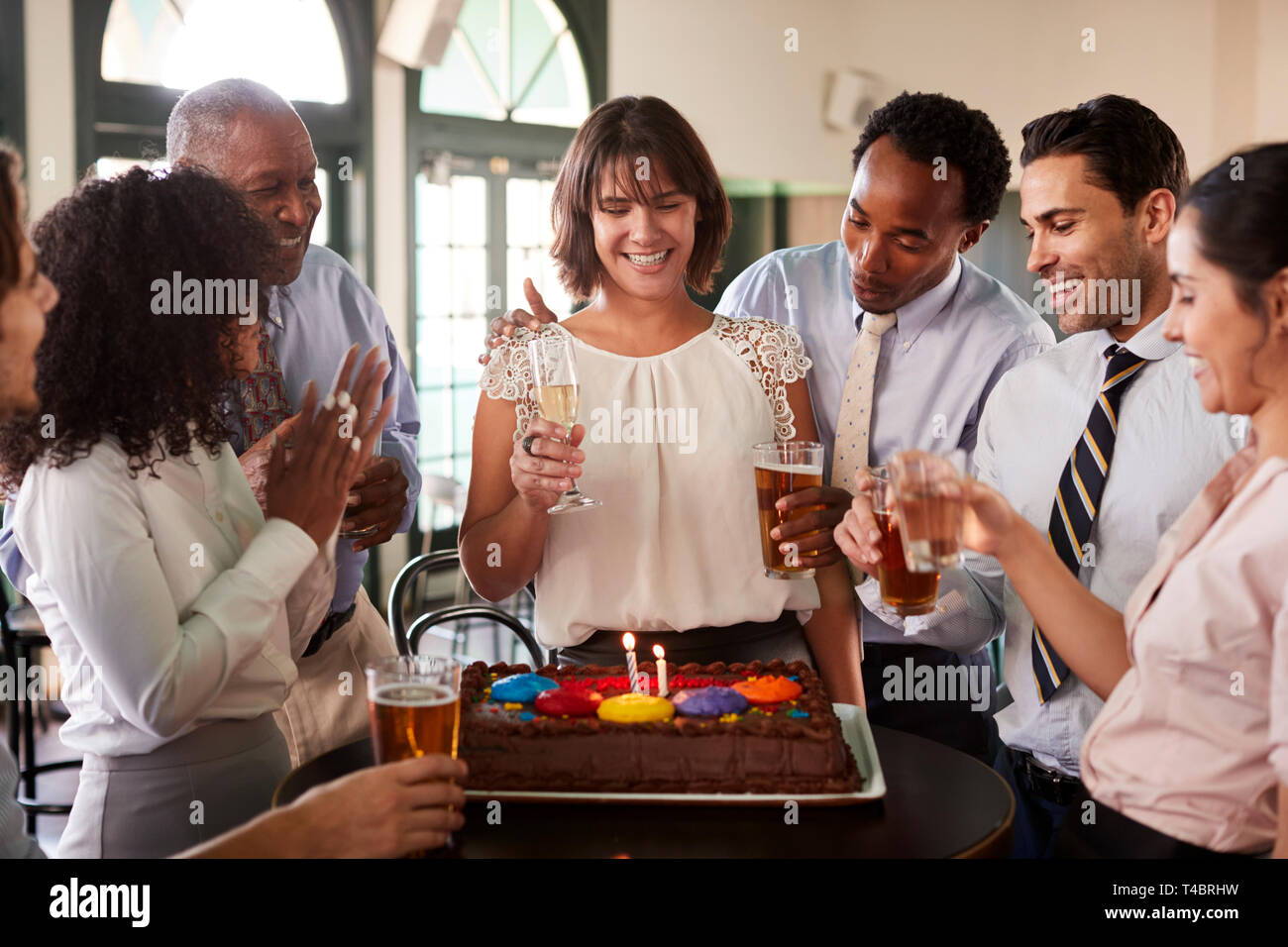 Business Team treffen in Bar zu den weiblichen Kollegen Geburtstag feiern. Stockfoto