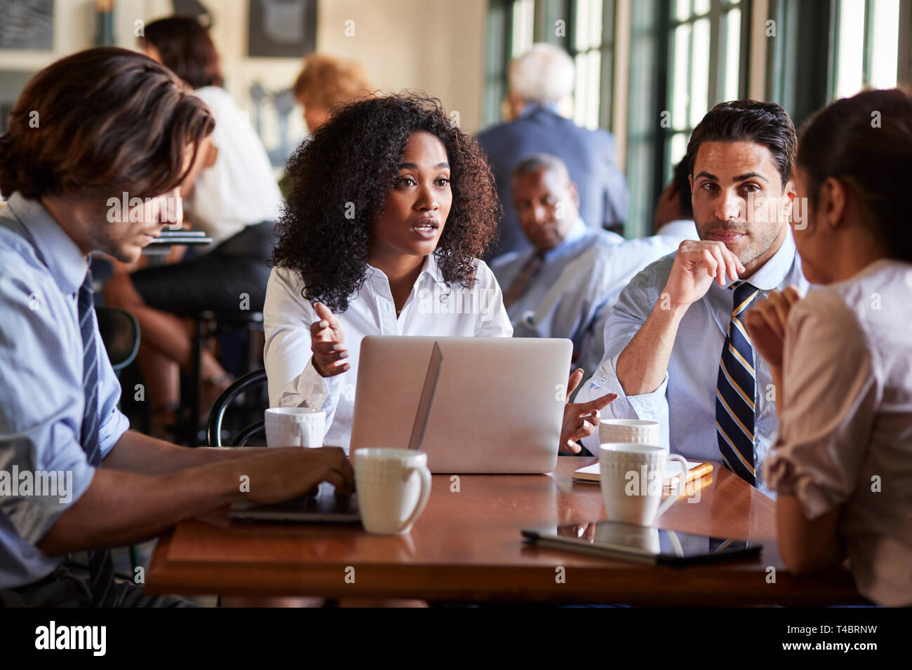 Business Team in informellen Treffen um den Tisch im Café Stockfoto