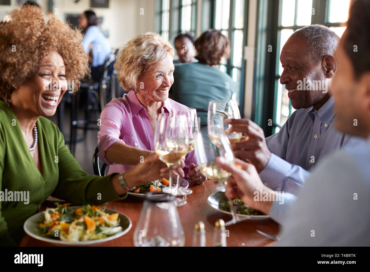 Gruppe von lächelnden älteren Freunde treffen zum Essen im Restaurant Stockfoto