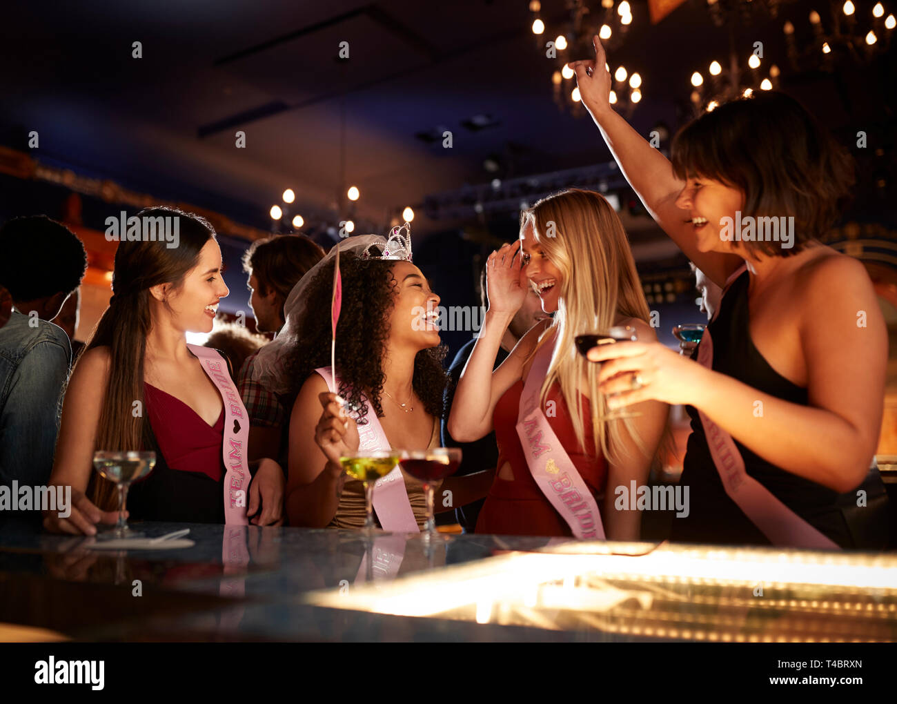 Gruppe von weiblichen Freunde feiern mit Braut auf Polterabend in Bar Stockfoto