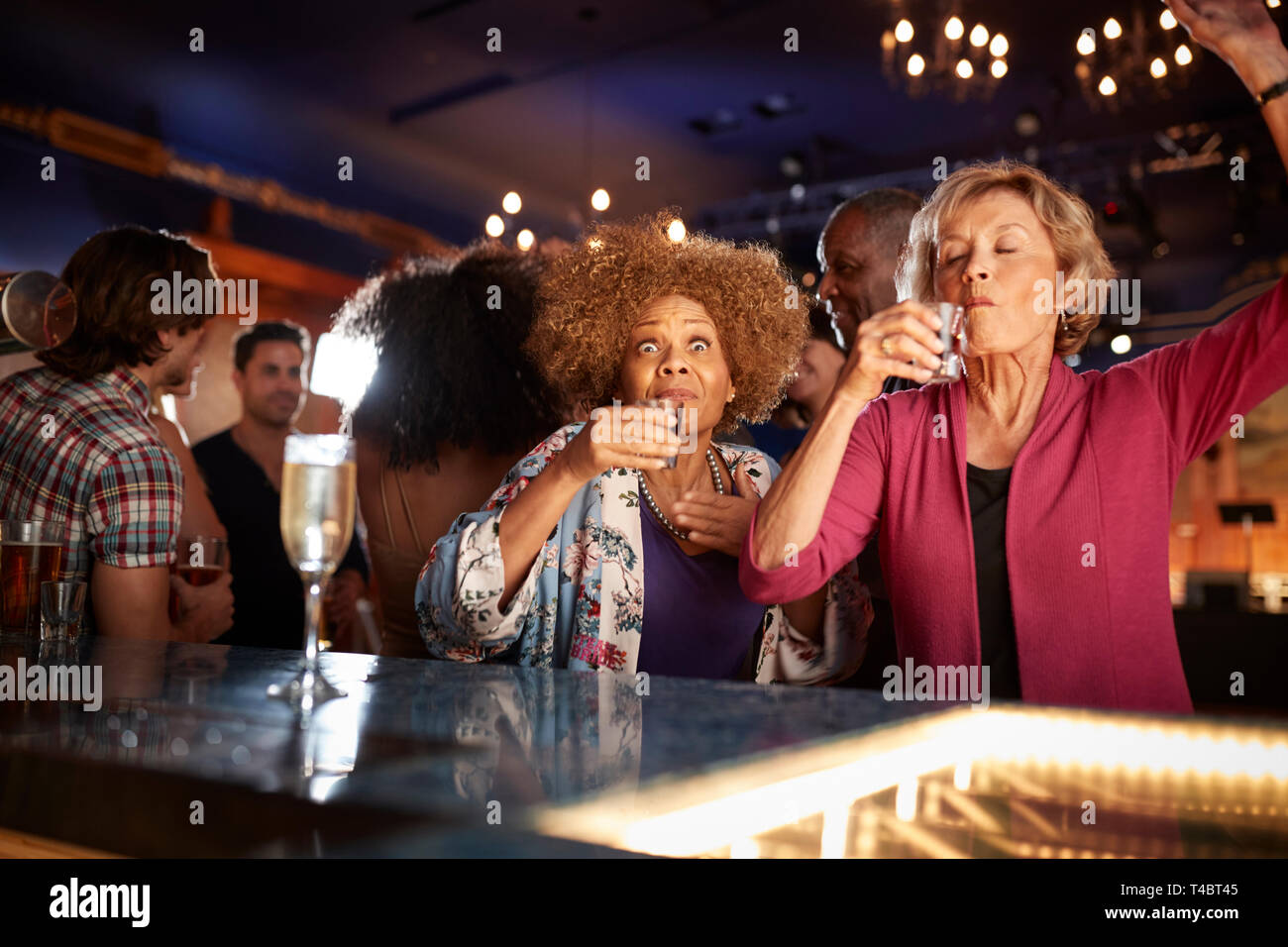 Frauenanteil Freunde trinken Schüsse in Bar zusammen Stockfoto