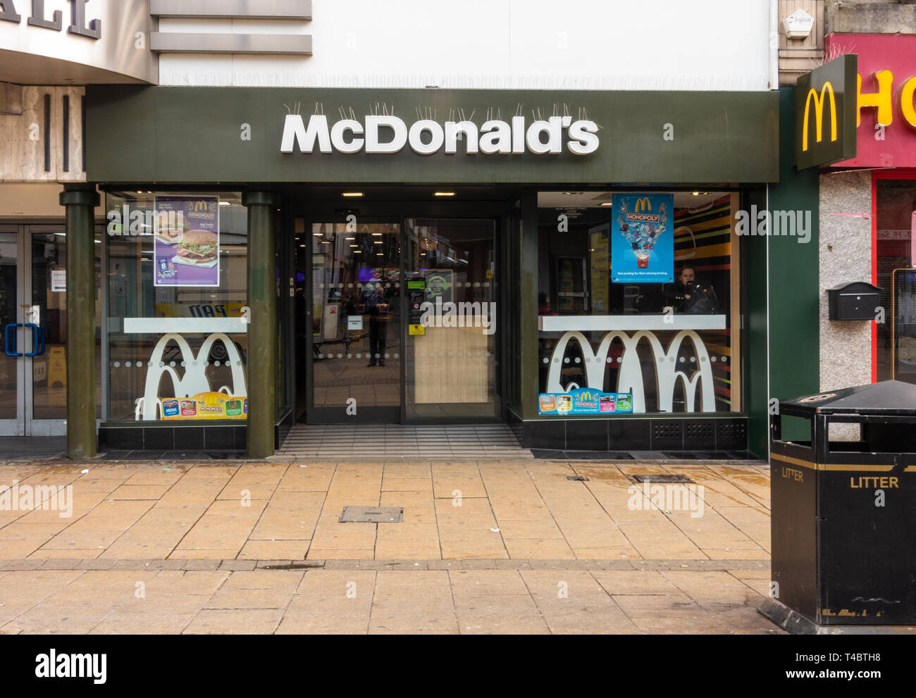Die McDoanlds Fast-Food-Restaurant auf der George Street, Luton, Bedfordshire, Großbritannien Stockfoto
