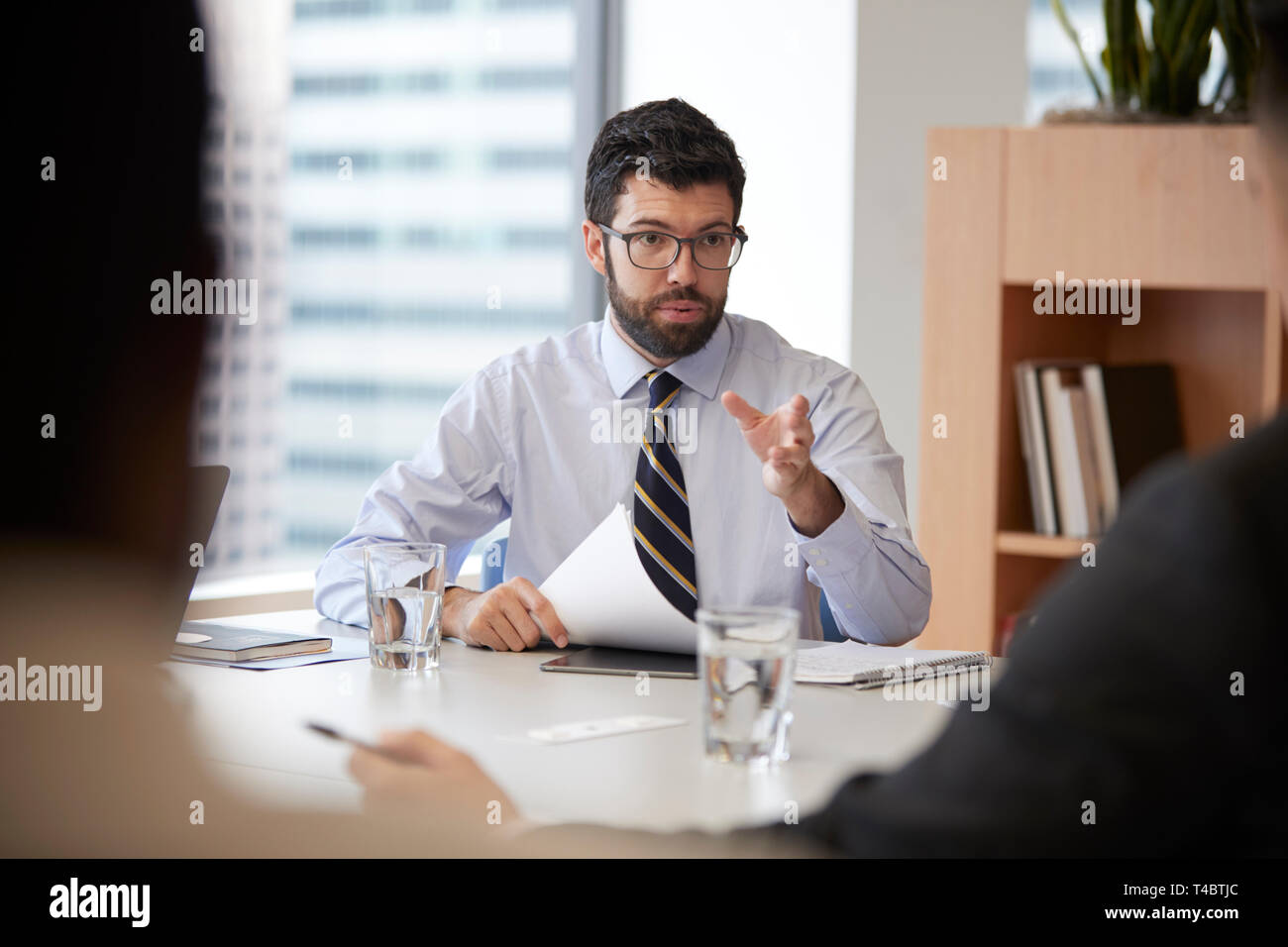 Geschäftsmann mit Papierkram Sitzen am Tisch Treffen mit Kollegen in modernen Büro Stockfoto