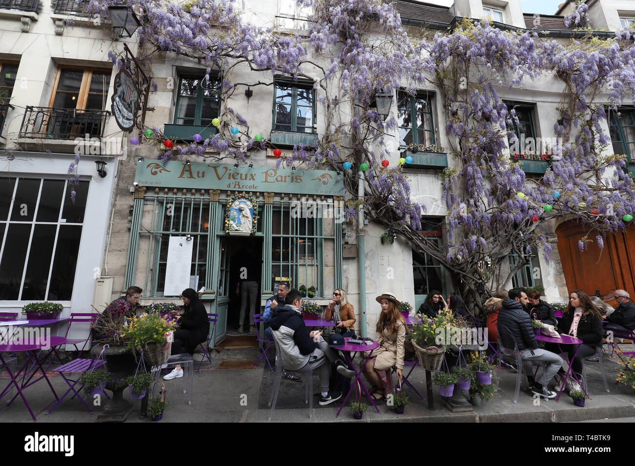 Paris Traditional Cafe Stockfotos und bilder Kaufen Seite Paris Fotografie lila Cafe Stühle auf éle de la cité Paris