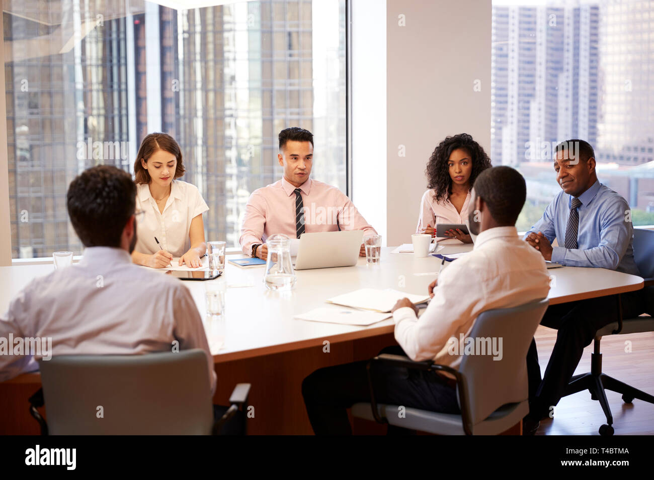 Gruppe der Geschäftsleute treffen um den Tisch In modernen Büro Stockfoto