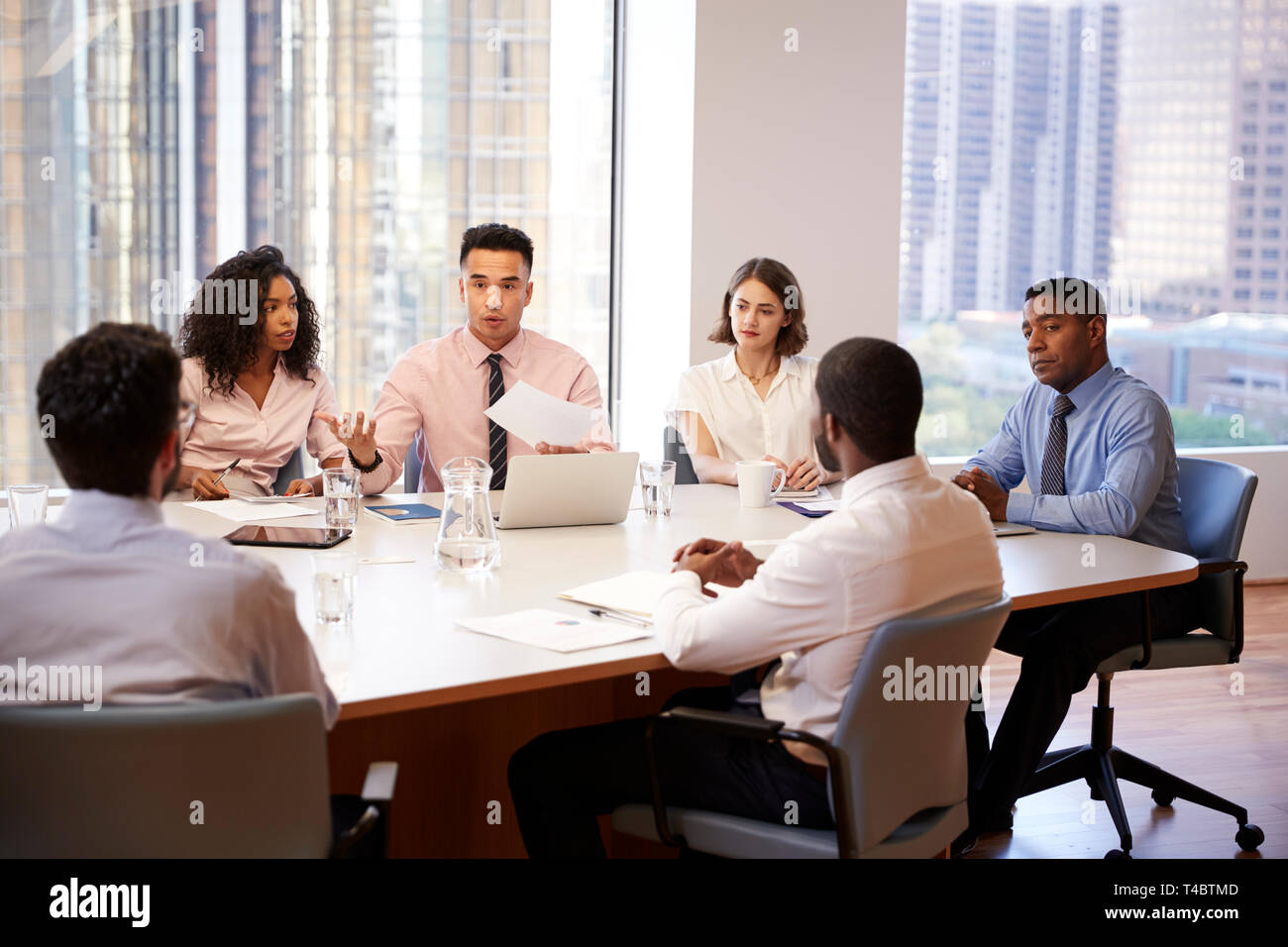 Gruppe der Geschäftsleute treffen um den Tisch In modernen Büro Stockfoto