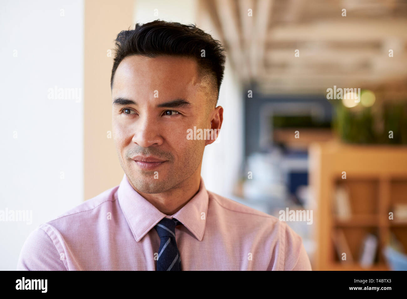 Lächelnd Reife Geschäftsmann in modernen Büro stehen, Fenster Stockfoto