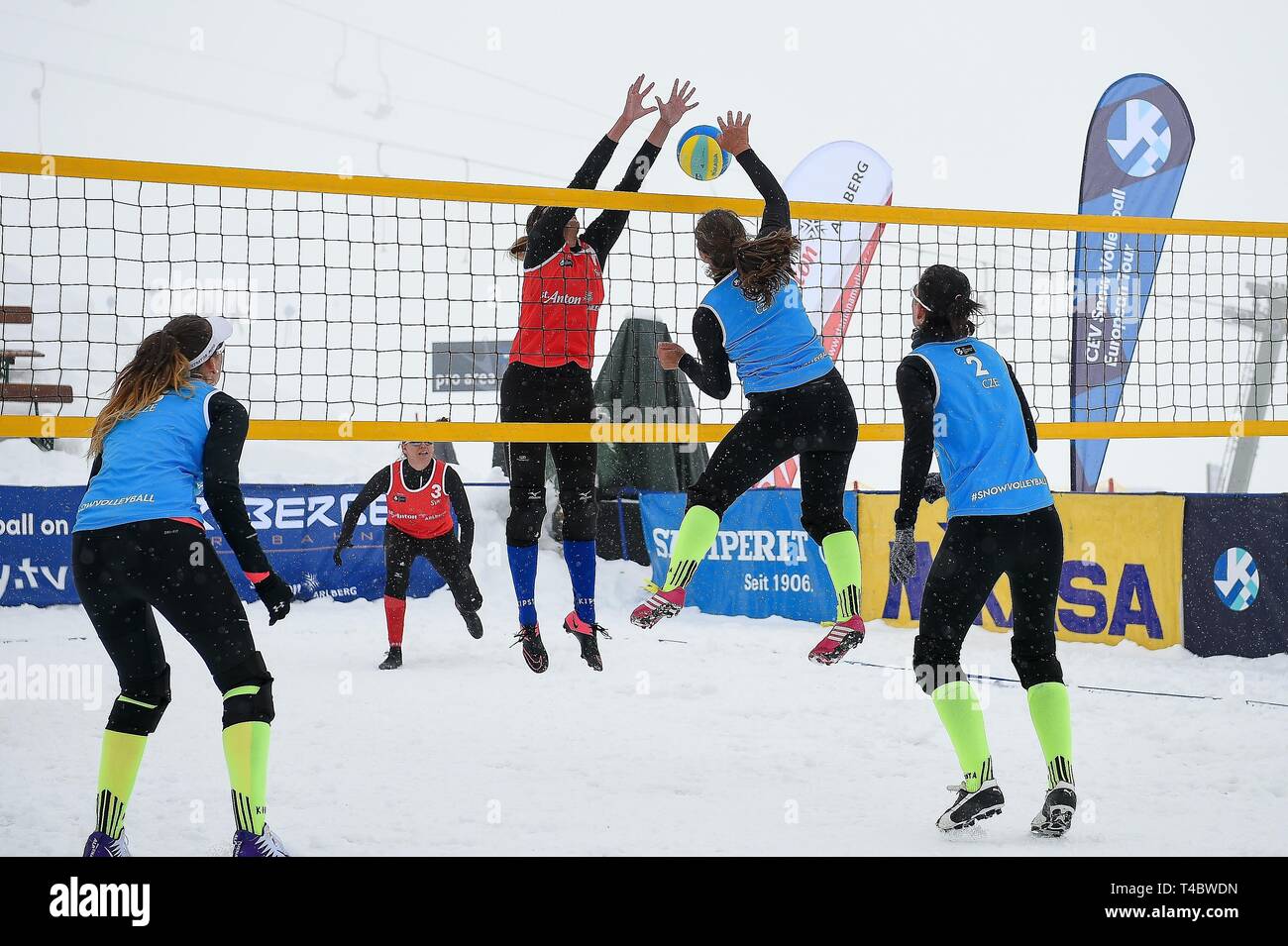 Feminine Finale zwischen der Türkei und Russland in Rot in Blau gesehen während der cev Snow Volleyball European Tour 2019. Stockfoto