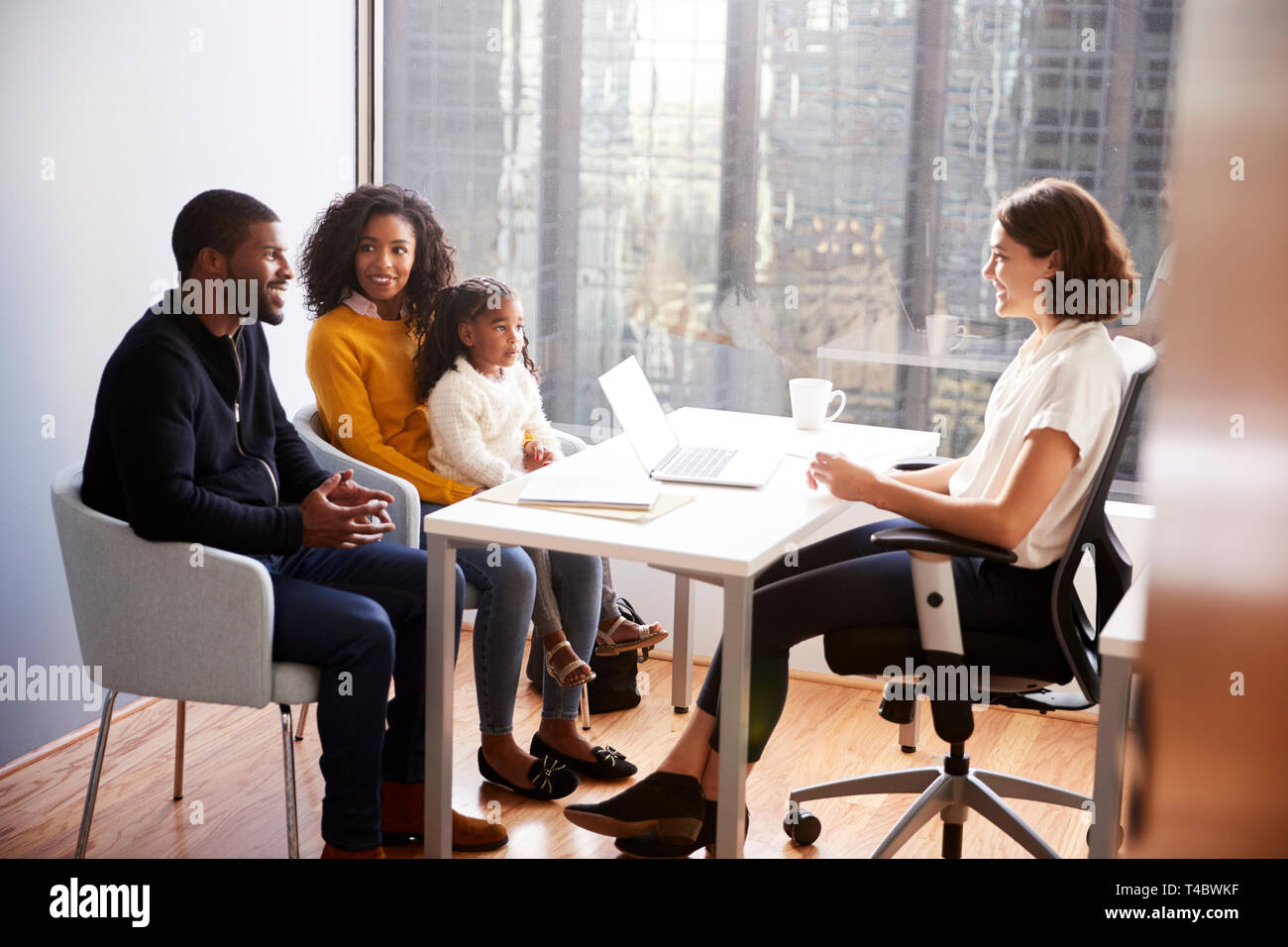 Familie in Absprache mit weiblichen Kinderarzt im Krankenhaus Büro Stockfoto