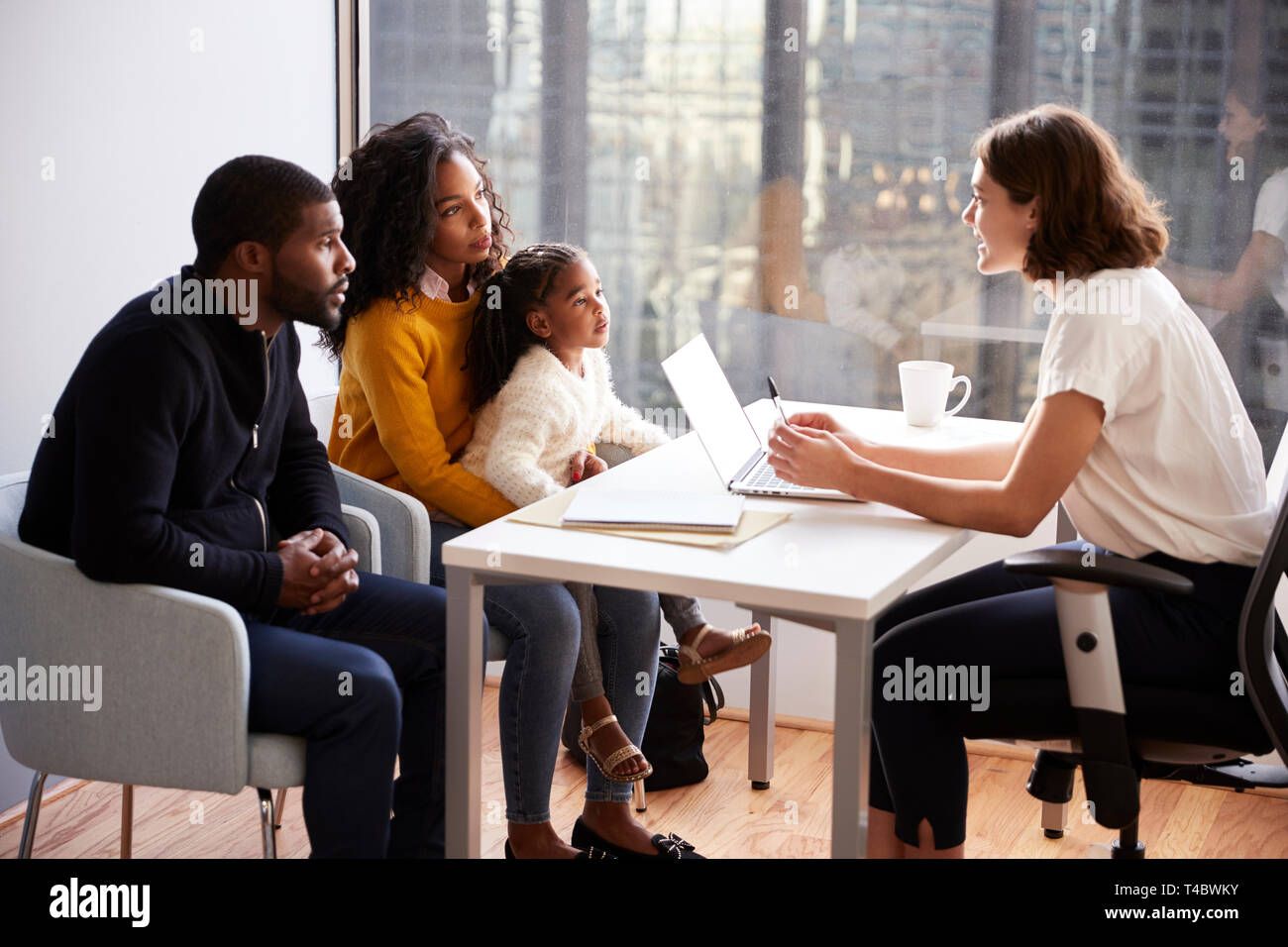 Familie in Absprache mit weiblichen Kinderarzt im Krankenhaus Büro Stockfoto