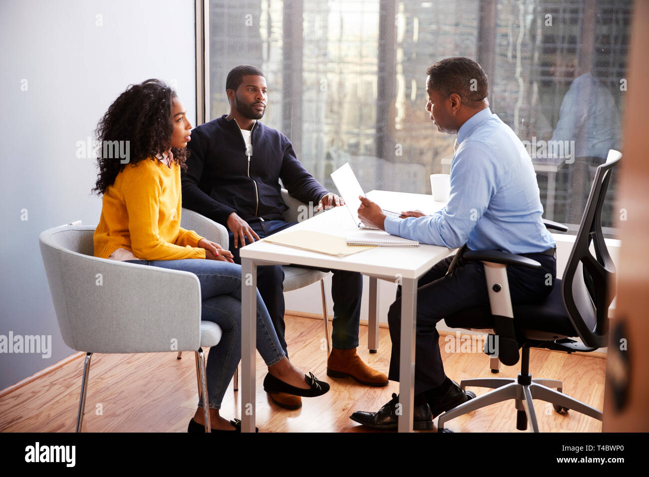 Paar treffen mit männlichen Finanzberater Beziehung Ratgeber in Office Stockfoto