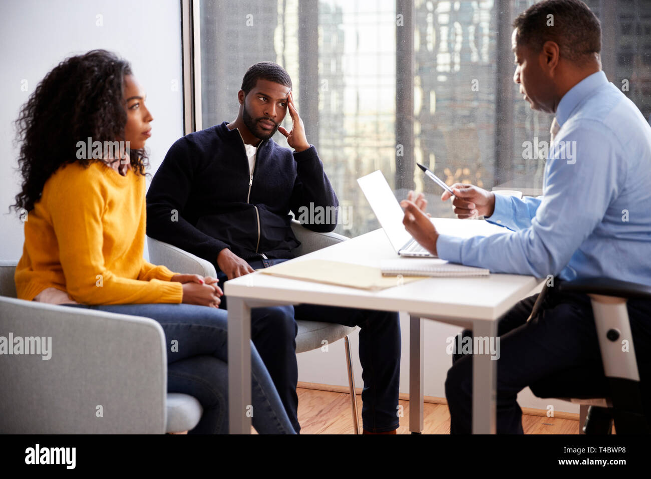 Paar treffen mit männlichen Finanzberater Beziehung Ratgeber in Office Stockfoto
