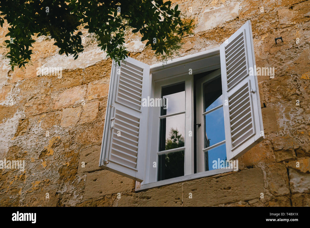 Typische traditionelle Fenster mit weißen Holzmöbeln blind auf engen mittelalterlichen Straße in Mdina, der alten Hauptstadt von Malta, mittelalterliche Stadt. Beliebte Stockfoto