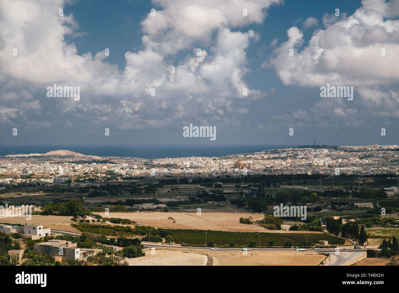 Schöne Panoramasicht auf Malta Insel von der Spitze der Bastion Square um Mdina Mosta Rotunda mit der katholischen Kirche. Travel Concept Stockfoto