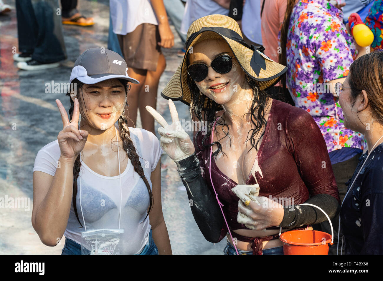 SUKHOTHAI, Thailand - 15 april 2019: Thailänder feiern Neujahr Songkran Water Festival auf der Straße. Stockfoto