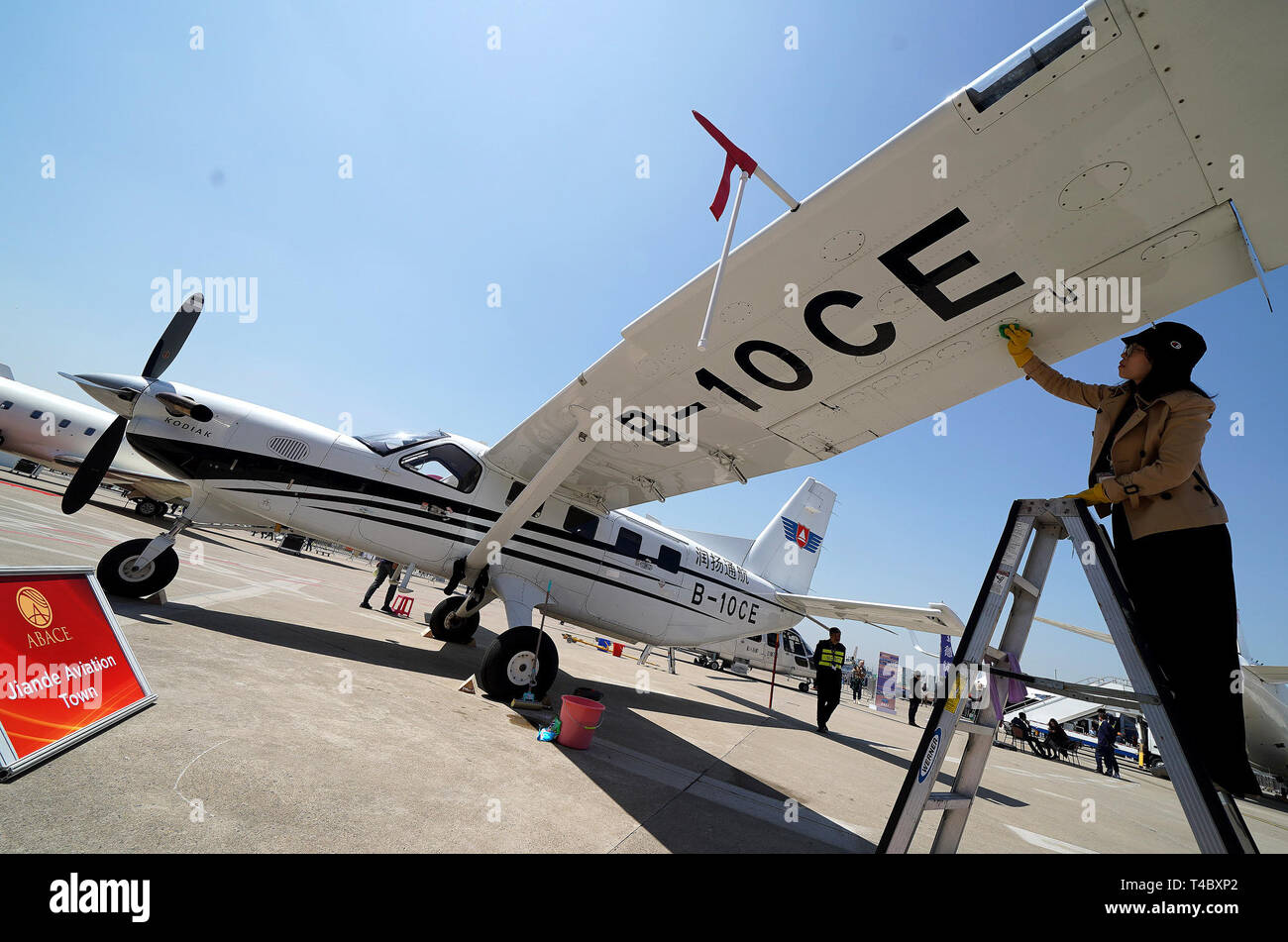 (190415) - Shanghai, 15. April 2019 (Xinhua) - ein Mitarbeiter reinigt ein Flugzeug ist für das kommende Jahr 2019 Asian Business Aviation Konferenz & Ausstellung in Shanghai Hongqiao International Airport in der East China Shanghai, 15. April 2019 vorzubereiten. Die 2019 Asian Business Aviation Conference & Exhibition (ABACE) wird vom 16. April bis 18. An einem Business Aviation Service Center von Shanghai Hongqiao International Airport statt. Die Veranstaltung wird von über 150 internationalen Aussteller präsentieren mehr als 30 Flugzeuge beteiligt. (Xinhua / Chen Fei) Stockfoto