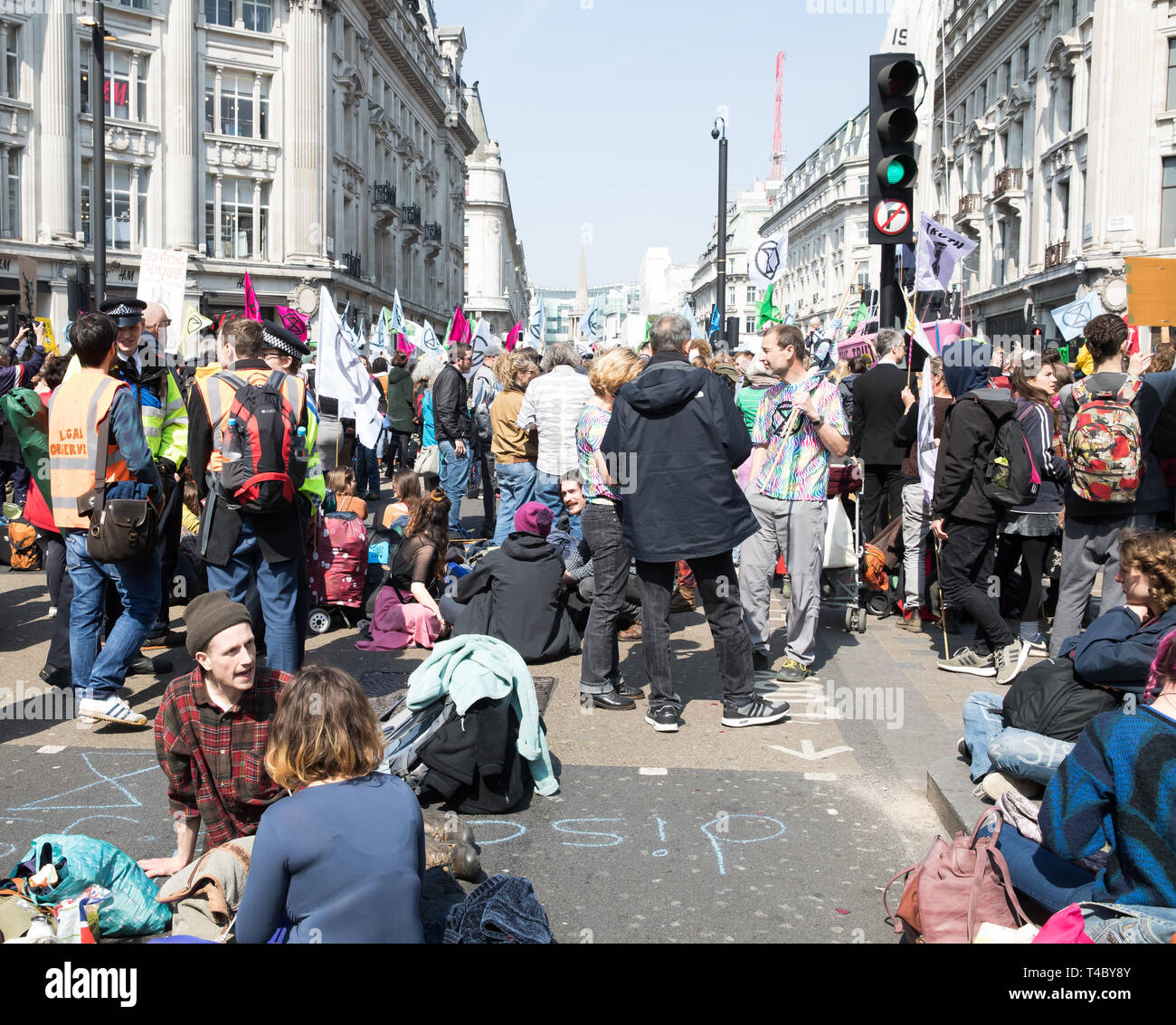 London, Großbritannien. 15 Apr, 2019. Klimawandel Demonstranten in Oxford Circus und Regent Street, da die Demonstranten lähmen die Londoner Straßen, indem sie menschliche Barrikaden an fünf Wahrzeichen. Aussterben Rebellion Veranstalter Anspruch 30.000 eco-Demonstranten erwartet wichtigen Routen heute zu blockieren. Sie zogen auch ein Boot bis Regent Street die Bedrohung der globalen Erwärmung zu markieren, sondern auf eine dunklere Seite Sie Windows an Tanks Sitz zertrümmert. Credit: Keith Larby/Alamy leben Nachrichten Stockfoto