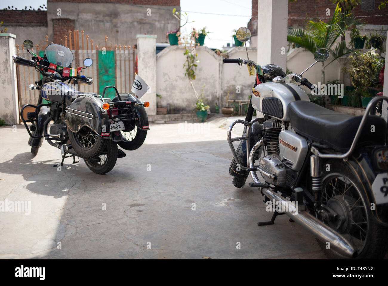 Manish Saini, eine Jawa Motorräder Enthusiast und Mitarbeiter von Jawa  Jaipur zeigt seine Sammlung von Jawa