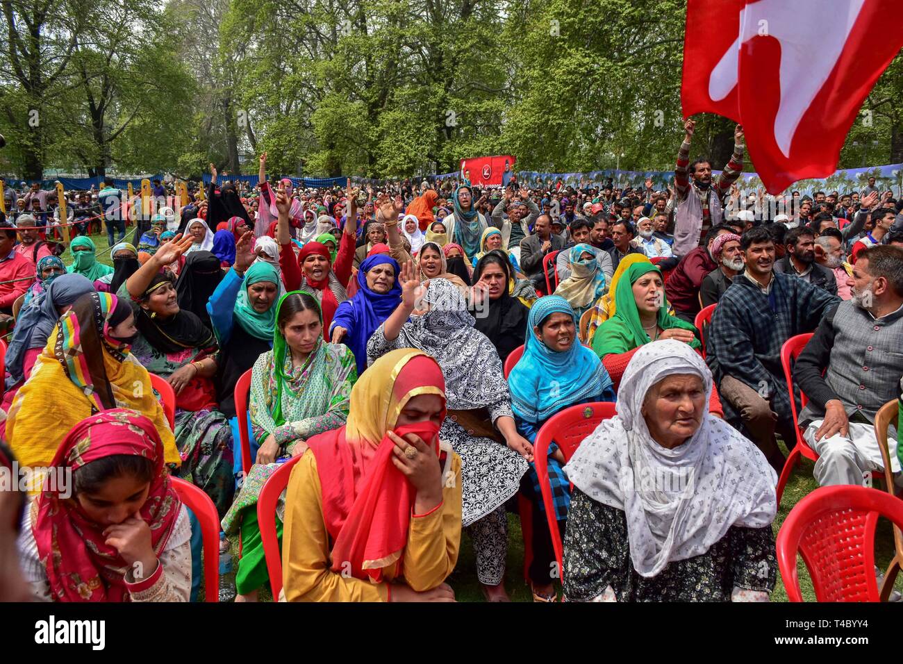 Srinagar, Kashmir. 15. Apr 2019. Die Anhänger der Nationalen Konferenz (NC), einer etablierten politischen Partei werden gesehen, um die Teilnahme an den Wahlkampf Rallye in Kaschmir. Nationale Konferenz, einer etablierten politischen Partei Wahlkampf Rallye in Srinagar gerichtet. Credit: ZUMA Press, Inc./Alamy leben Nachrichten Stockfoto