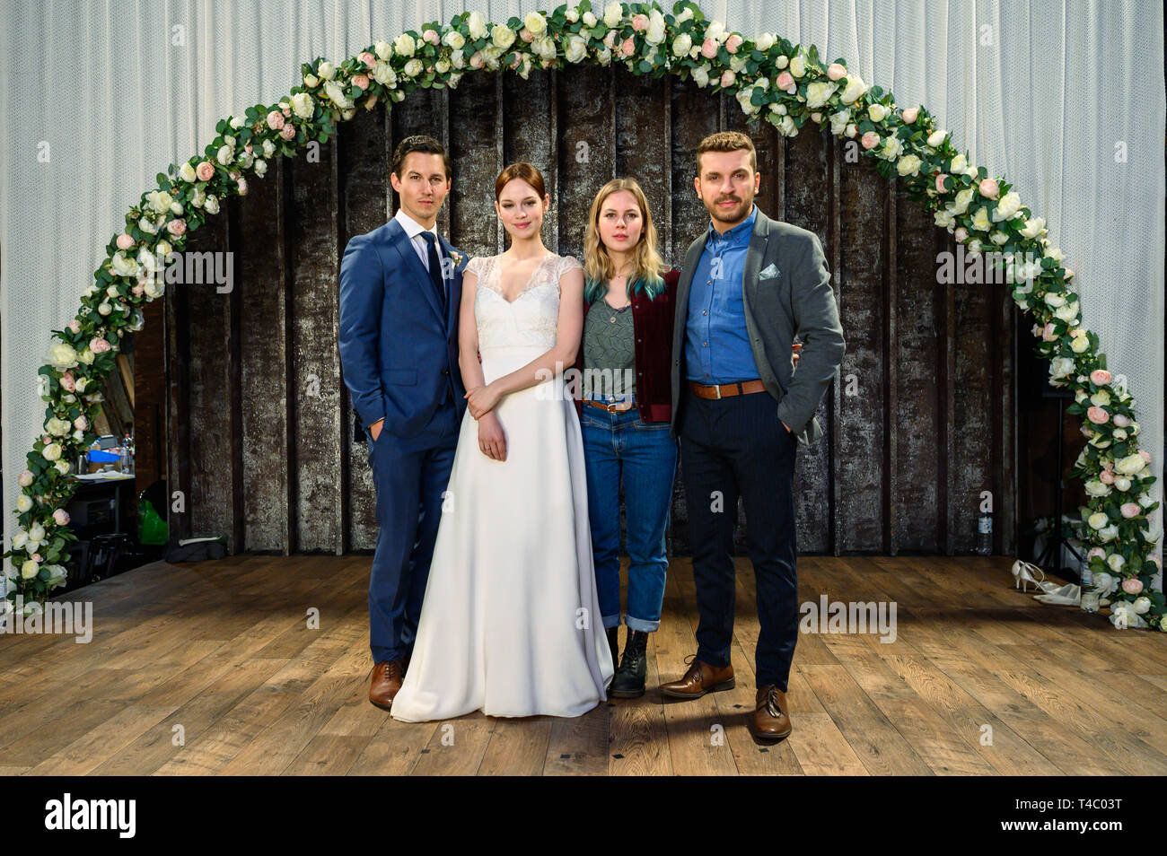 Hamburg, Deutschland. 15 Apr, 2019. Tim Oliver Schultz (L-R), Rolle des Bräutigams Philipp, Emilia Schüle, Rolle der Braut Franziska, Alicia von Rittberg, Rolle der Zazie, und Edin Hasanovic, Rolle der Anton, stehen zusammen auf der Bühne während einer Pause von den Dreharbeiten der Film "Hallo Again' für ein Foto. Peren Stadien der romantischen Komödie über die Liebe und Freundschaft. Der Film ist in deutschen Kinos im Jahr 2020 freigegeben werden. Credit: mohssen Assanimoghaddam/dpa/Alamy leben Nachrichten Stockfoto