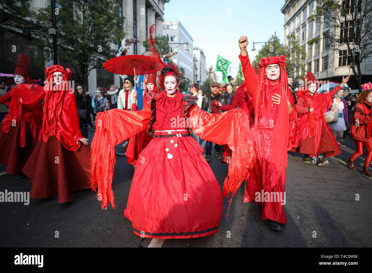 London, Großbritannien. 15. April 2019. Oxford Street, London. Umwelt Kampagne Gruppe Aussterben Rebellion bewegen sich entlang der Oxford Street. Credit: Penelope Barritt/Alamy leben Nachrichten Stockfoto