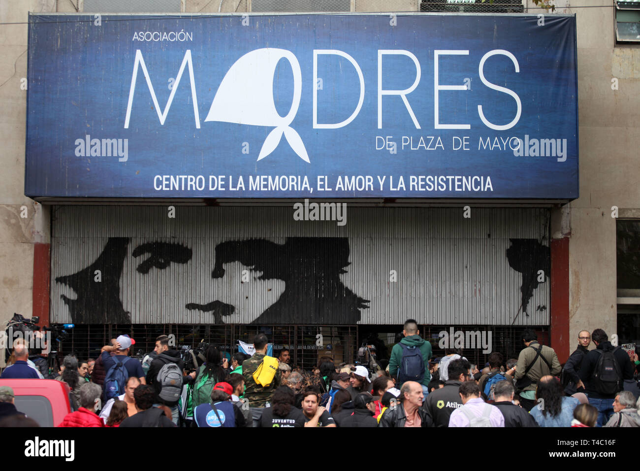 Buenos Aires, Buenos Aires, Argentinien. 15 Apr, 2019. Justizielle suchen Bei Mütter der Plaza de Mayo Hauptquartier. Das Verfahren wurde von kommerziellen Richter 13 Fernando Javier Perillo diktiert. Der Treuhänder Daniel Truffat konnte die justizielle Kontrolle durchzuführen und war von der Stelle, mit der Unterstützung der Polizei entfernt werden. Credit: Claudio Santisteban/ZUMA Draht/Alamy leben Nachrichten Stockfoto