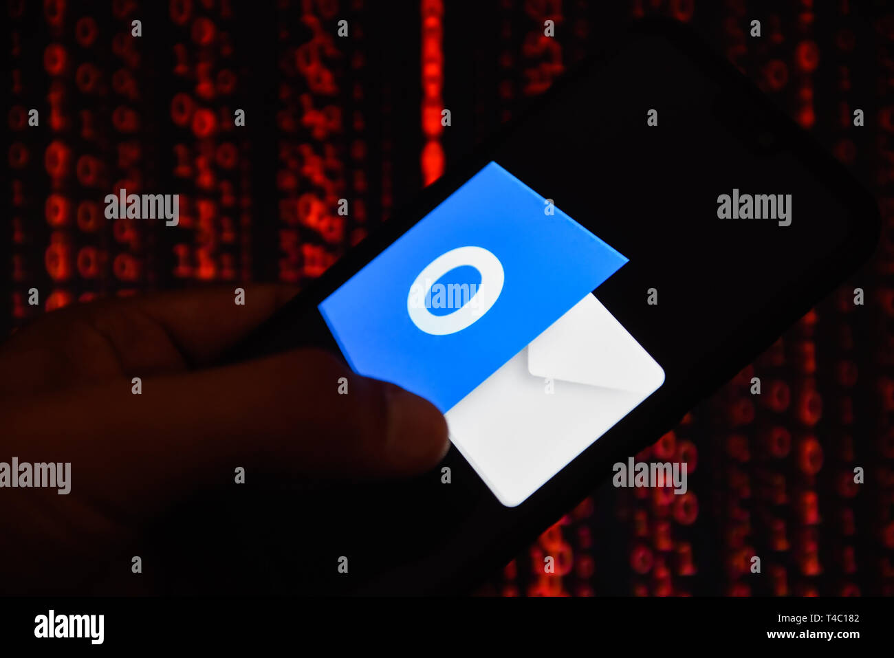 Porto, Portugal. 15 Apr, 2019. In diesem Foto, Illustration, ein Microsoft® Outlook® Logo auf einem Smartphone angezeigt. Credit: Omar Marques/SOPA Images/ZUMA Draht/Alamy leben Nachrichten Stockfoto