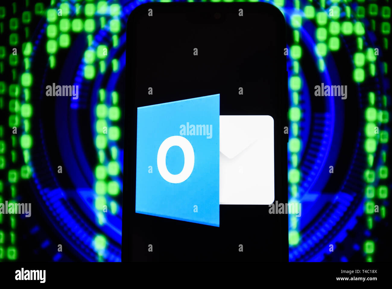 Porto, Portugal. 15 Apr, 2019. In diesem Foto, Illustration, ein Microsoft® Outlook® Logo auf einem Smartphone angezeigt. Credit: Omar Marques/SOPA Images/ZUMA Draht/Alamy leben Nachrichten Stockfoto