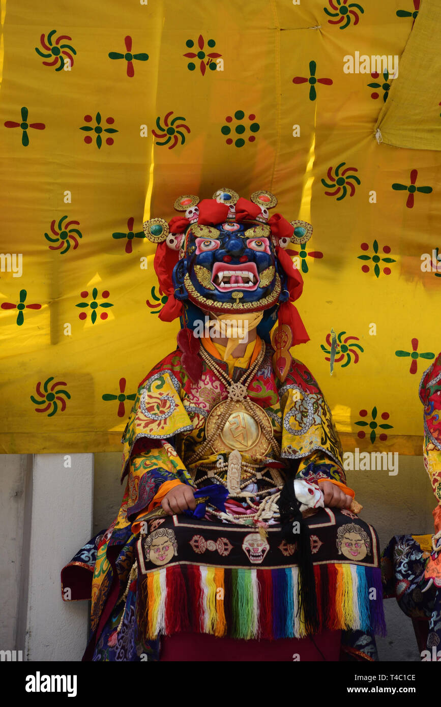 April 14, 2019-Dali, Darjeeling, West Bengal, Indien - Tshechu eine jährliche religiöse Buddhistische Festival durch die drukpa Linie der Karma-Kagyü-Schule des tibetischen Buddhismus gefeiert wird am zehnten Tag des Monats nach dem tibetischen Mondkalender entsprechend der Geburtstag von Guru Rimpoche (Guru Padmasambhava) wurde auf Druk Sang-Ngag Choling Kloster in Dali gehalten, Darjeeling auf 14/04/2019. Aber die genauen Monat des Tshechu variiert von Ort zu Ort und Kloster zu Kloster. Tshechus sind große Ereignisse, wo ganze Gemeinschaften gemeinsam Zeugnis Cham (Maske Tänze) Leistung von acht Manifestation kommen Stockfoto